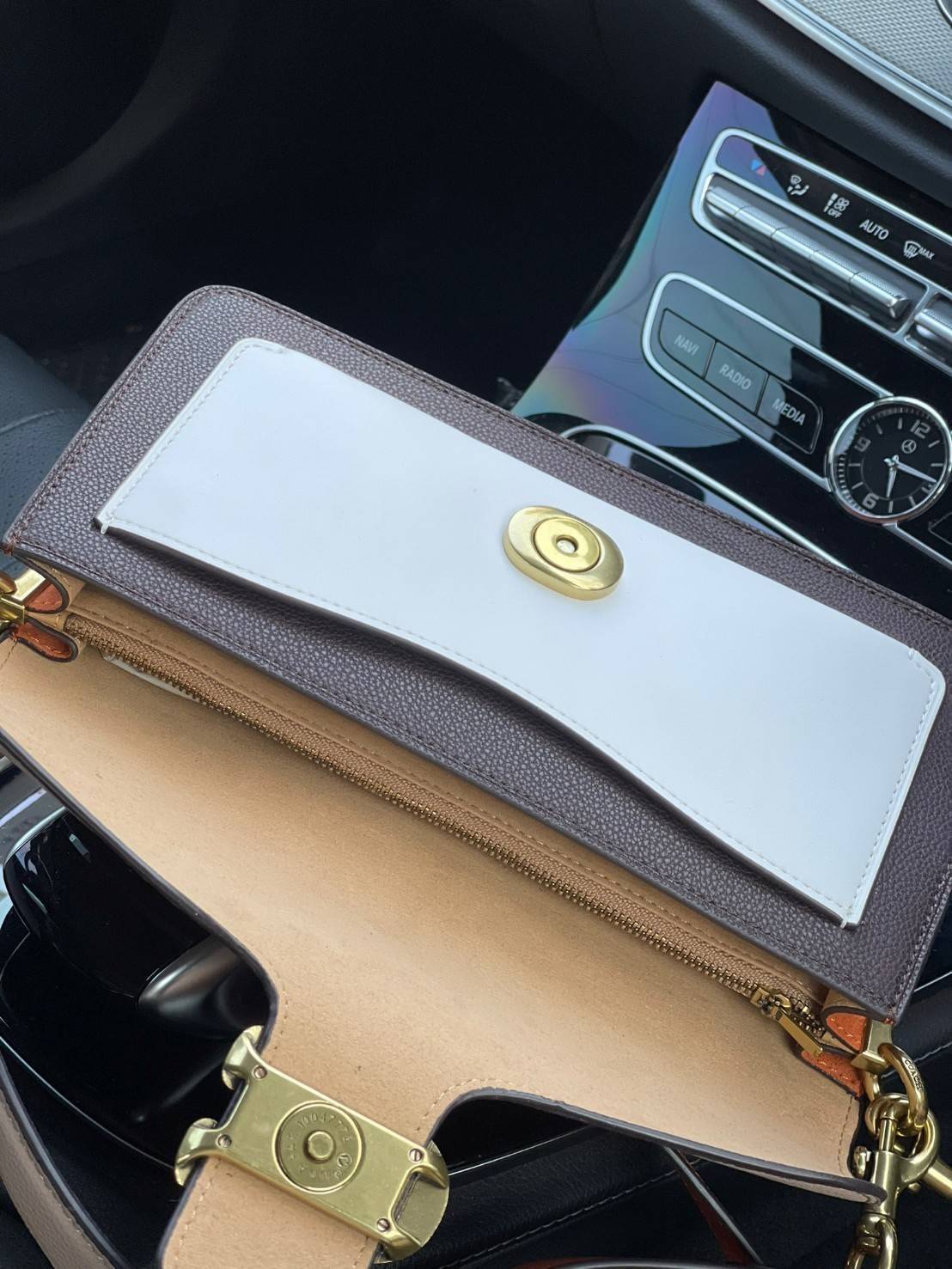 Coach Tabby Shoulder bag Coach Colorblock Tabby Shoulder Bag 26 Taupe Ginger Multi/gold 76105 ให้ลุคเก๋ ๆ ด้วยสีและลวดลายคลาสสิกตามแบบฉบับสาว Coach กระเป๋าสะพายไหล่สุดคลาสสิกรุ่นนี้ เป็นรูปทรงสี่เหลี่ยมผืนผ้าที่เข้าได้กับสาว ๆ ทุกสไตล์ หมุดสำหรับเปิดปิดกร