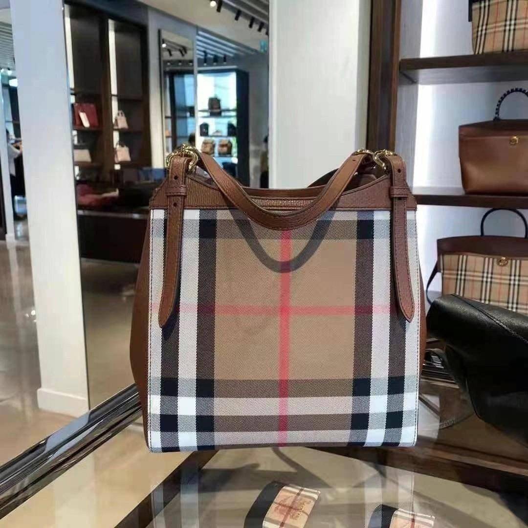 Burberry House Check Derby Canterbury Leather Tote / Burberry Tote Bag กระเป๋าถือหรือสะพายไหล่ วัสดุ canvas +หนังแท้ ภายในโล่ง มี1ช่องซิปและ2ช่องเล็กใส่ตังค์ใส่บัตร น้ำหนักเบา จุของได้เยอะ ครบจบใบเดียวทั้งเที่ยวและไปทำงานคุ้มสุดๆ ไม่ควรพลาดเลยค่า