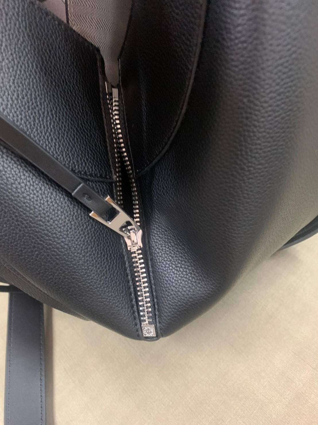 Loewe Hammock Bag / Loewe Small Hammock Leather Bag / กระเป๋าสไตล์แคชชวล มีจุดเด่นตรงการออกแบบทรงกระเป๋าให้ดูคล้ายกับเปลนอน ให้ความรู้สึกสบายๆ