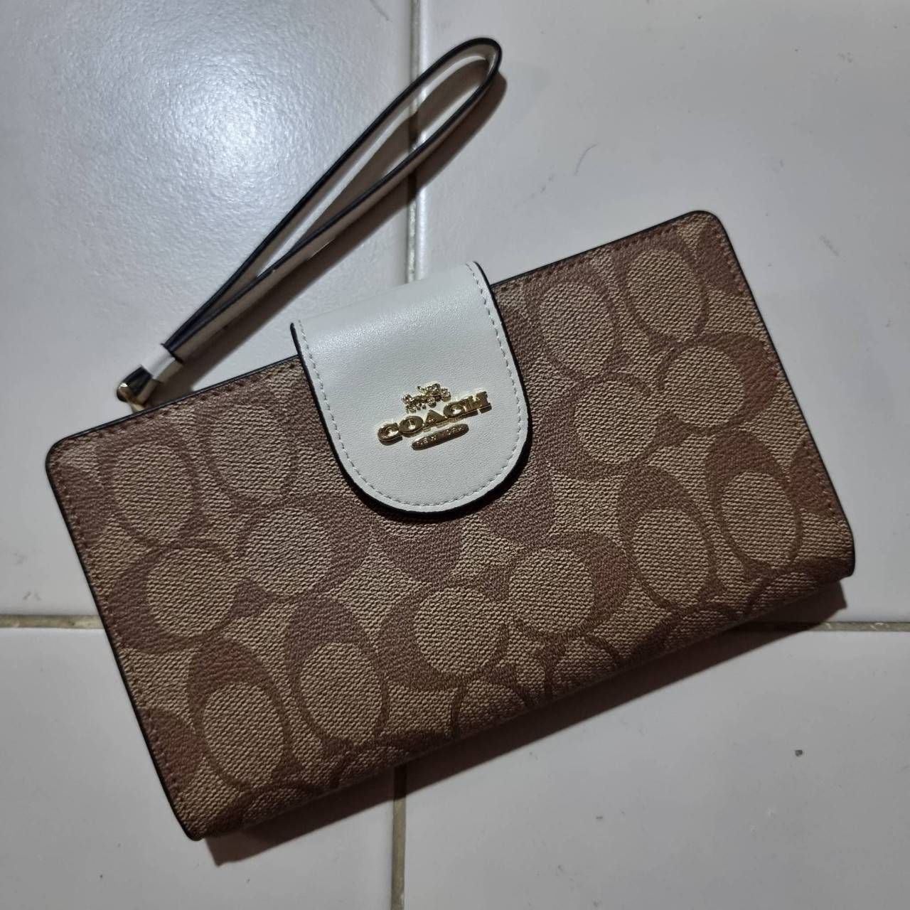 พร้อมส่ง 7 สี COACH C2874 TECH WALLET IN COLORBLOCK SIGNATURE CANVAS จัดให้สีใหม่ก่อนใคร!! ดีไซน์ใหม่ คอลเลคชั่นสวยหรู กระเป๋าสตางค์พร้อมสายคล้องมือ ง่ายต่อชีวิตมากจ้า!! มันดีอะไรเบอร์นี้ ใส่ได้ทั้งบัตร และโทรศัพท์ก็ใส่ได้ทุกรุ่น แถมยังมีช่องซิปแยกไปอีก ช