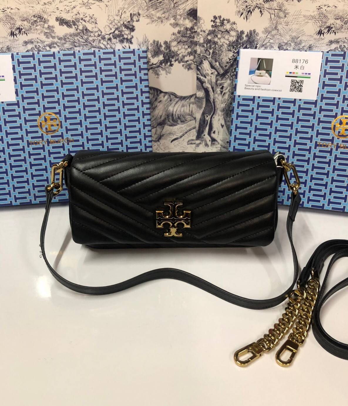 TORY BURCH KIRA CHEVRON SMALL FLAP SHOULDER BAG รุ่นใหม่ พร้อมสีใหม่ มาให้จับจองแบบไม่ต้องรอพรีฯ กระเป๋าสะพาย ขนาดกะทัดรัด ไซส์สะพายคล่องตัว หรือจะคล้องไหล่ หรูๆ ลูกคุณหนูไปอีก สีผู้ดีมากๆ ดีไซน์รูปทรงคลาสสิคเฉพาะตัว วัสดุหนังแกะ สัมผัสนิ่ม เปิด-ปิดด้วยกร