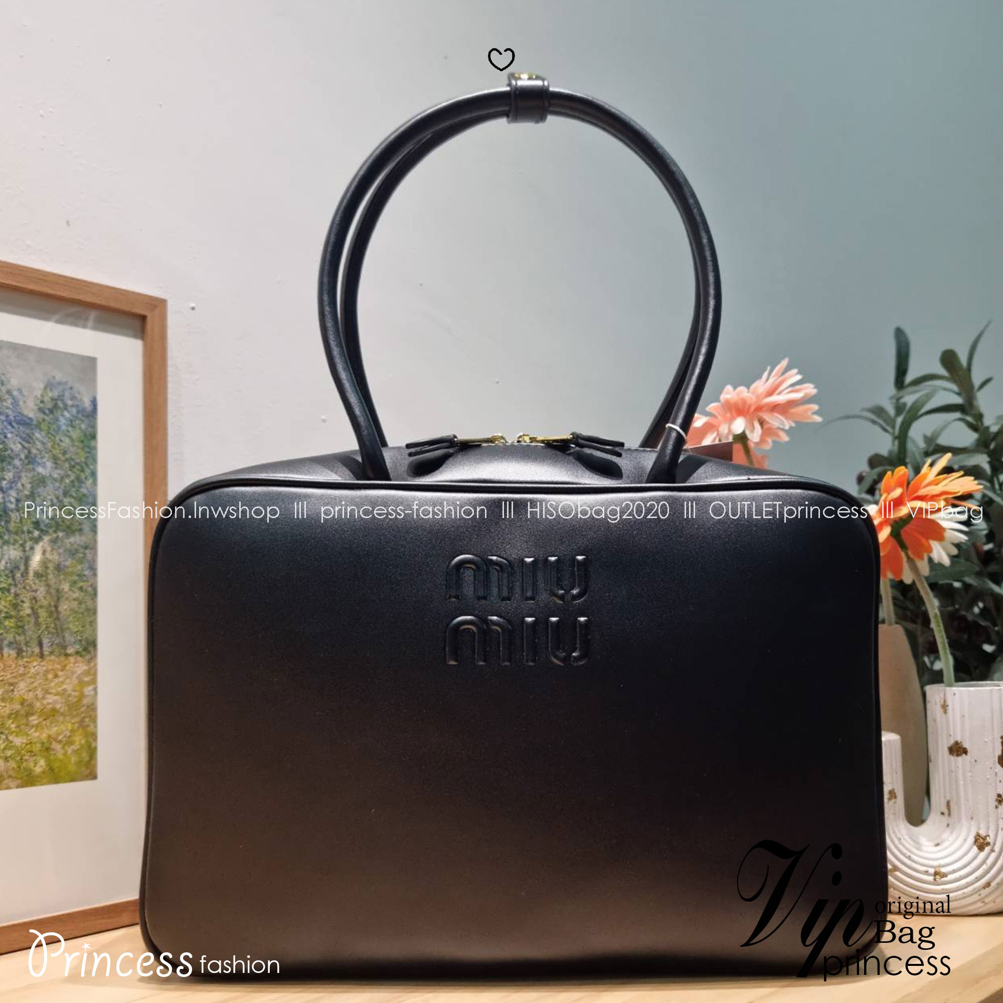 MIU MIU LEATHER BEAU BAG กระเป๋าถือรุ่นสุดจึ้ง ที่ไม่มีตอนนี้คือพลาด ดีไซน์เรียบแต่มากมีอยู่จริง สวยดูแพง หูจับในตัวง่ายและสะดวกพกพา เพียงแค่คล้องไหล่ ขนาดใหญ่จุของได้แบบสบายๆ