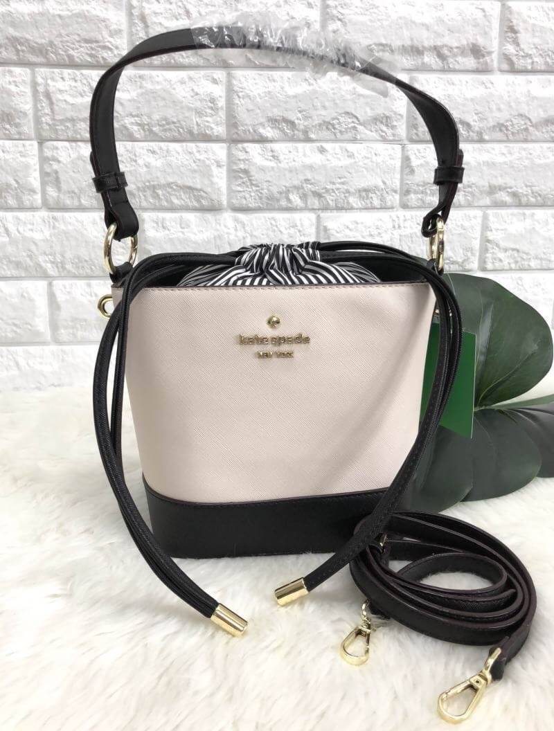 Kate spade new york cameron street pippa bag 2018 พร้อมส่งอีกรอบ กระเป๋าวัสดุหนัง saffiano ทรงถัง สามารถถือได้หรือสะพายข้าง ด้านหน้าติดอะไหล่แบรนด์ ปากกระเป๋าเปิดปิดแบบหูรูด ภายในกระเป๋าโล่ง ใส่กระเป๋าสตางค์ใบยาวได้ หรือของอื่นๆได้จุ มาพร้อมสายสะพายยาว ถอ