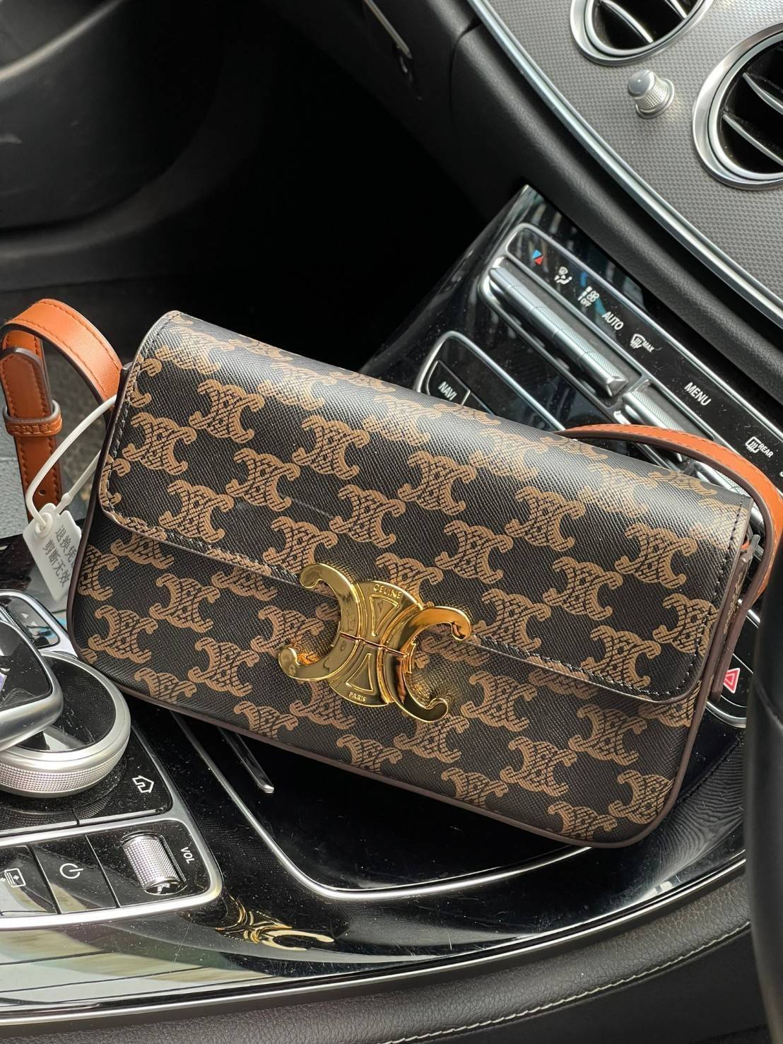 VIP 】CELINE TRIOMPHE SHOULDER BAG IN TRIOMPHE อีกหนึ่งผลงานการออกแบบของ Hedi Slimane ที่ได้ดึงเอาเอกลักษณ์ต่าง ๆ ของ CELINE ออกมาและทำการตีความหมายใหม่จนได้กระเป๋าเรียบหรูและดูทันสมัย ให้คุณเลือกสะพายในชีวิตประจำวันเข้ากับการแต่งตัวสบาย ๆ หรือจะสะพายออกงา