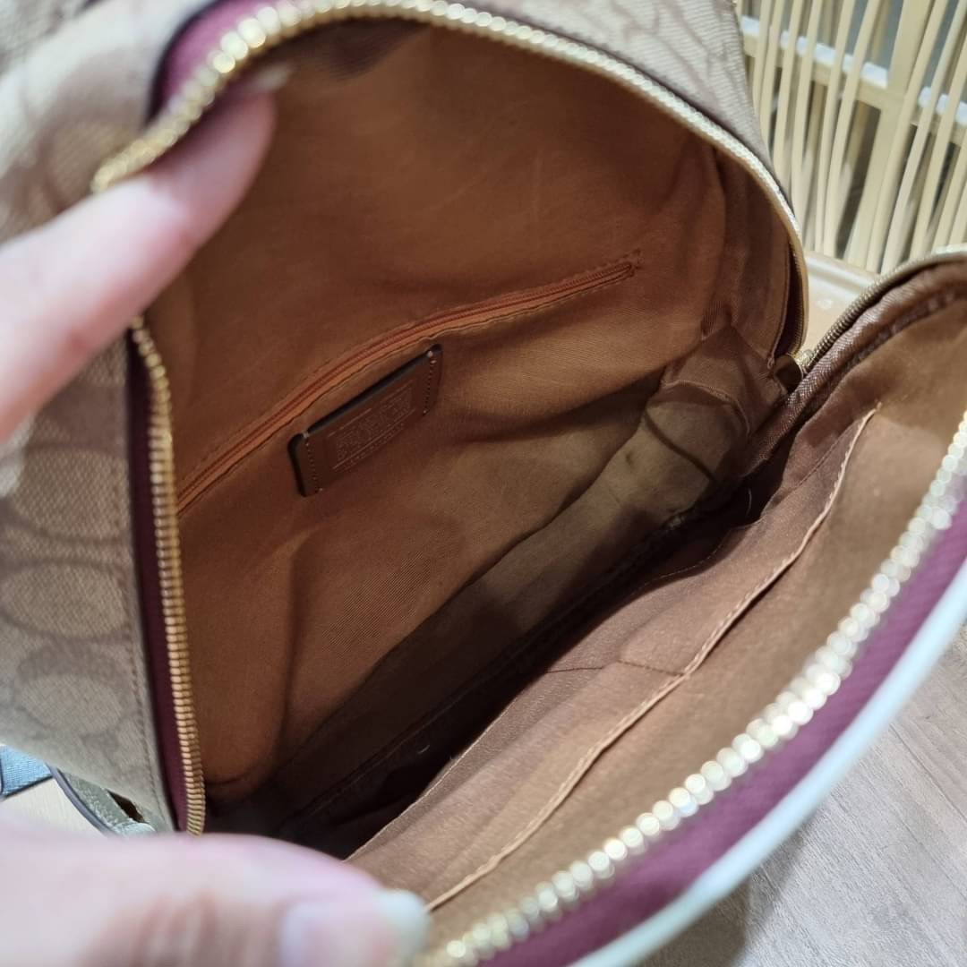 COACH C4115 COACHxPEANUTS COURT BACKPACK IN SIGNATURE CANVAS WITH VARSITY PATCHES แรงดีไม่มีตก กับคอลเลคชั่นที่ใครๆก็หลงรัก กระเป๋าเป้ทรงสวย ดีไซน์ตกแต่งลายสนูปพี โดดเด่นกว่าใคร วัสดุหนังแคนวาสสลับหนัง pepble ลงตัวที่สุด เป็นไอเท็มที่น่ารักและแฝงความหรูเล