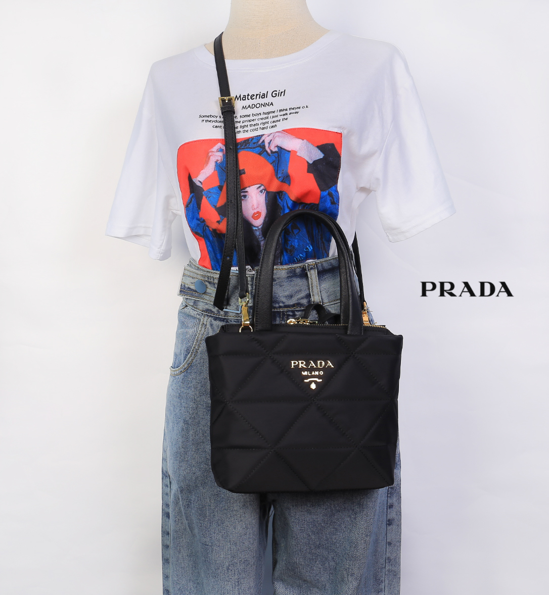Prada Re-Nylon padded tote bag / Prada Logo Plaque Cross Body Phone Case กระเป๋า Crossbody สุดเก๋ วัสดุ Nylon เปิด-ปิด ด้วยซิป ด้านหน้าประดับด้วยโลโก้แบรนด์ น้ำหนักเบา ด้านในเป็นช่องโล่งกว้าง ซับในพิมพ์ลายแบรนด์สวย ตามแบบฉบับ ใส่ I Phone ได้สบายเลยค่ะ บอก