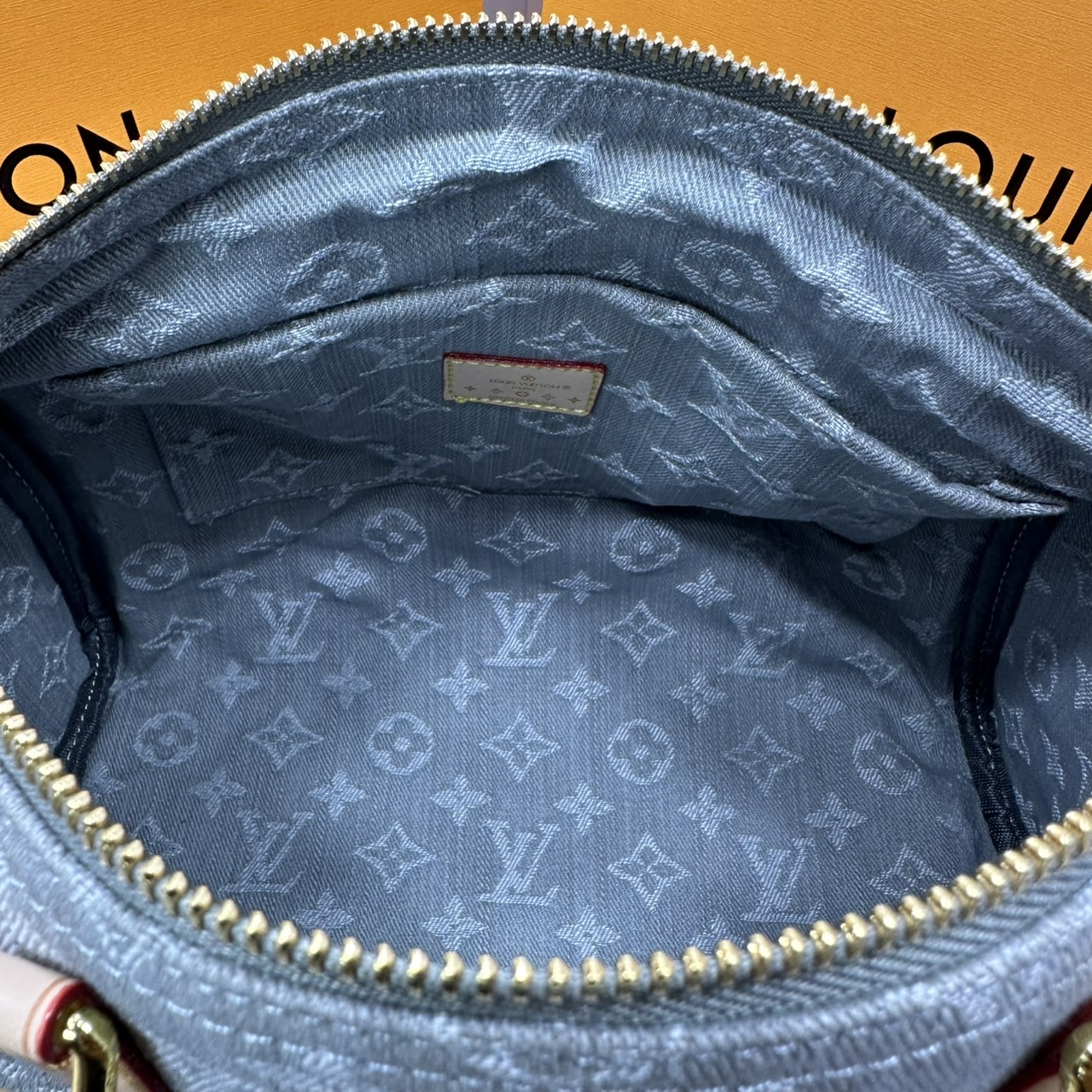 ORI หนังแท้ | LV Speedy Soft 30 Monogram Denim Washed Gray กระเป๋าสะพายสปีดี้ทรงหมอน ทรงยอดนิยม งานเดนิมตัดเย็บจากผ้าฝ้ายโดยใช้เทคนิคการฟอกสีแบบพิเศษ ตกแต่งด้วยหนังและฮาร์ดแวร์สีทองอ่อน