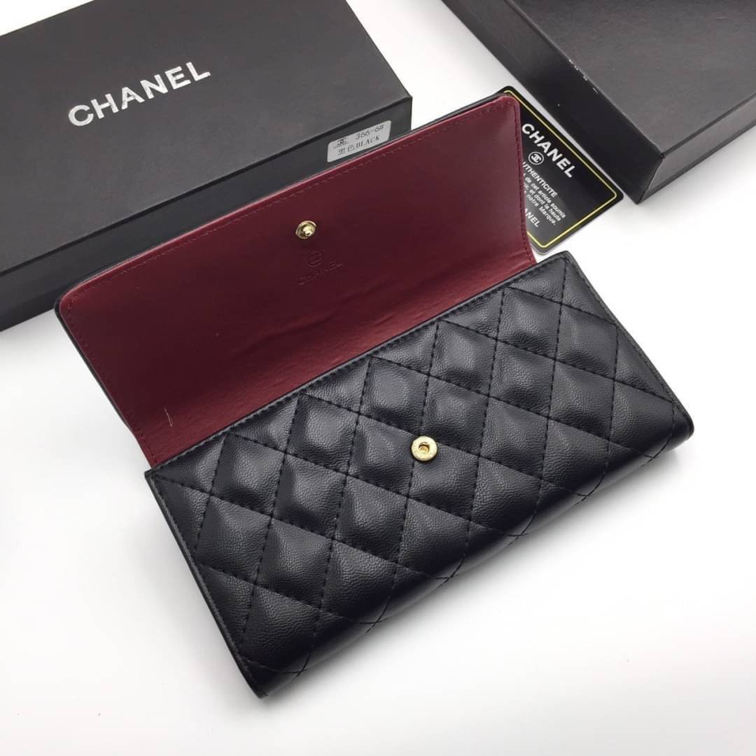 CHANEL WOMEN'S WALLET กระเป๋าสตางค์ใบยาว หนังนิ่มขึ้นลายตารางด้านหน้าประดับโลโก้แบรนด์สวย เปิดปิดด้วยฝาปิด ภายในมีทั้งช่องใส่ธนบัตร แบงค์พัน และช่องใส่บัตรหลายช่องแยกเป็นสดส่วน ภาพถ่ายจากสินค้าจริงสวยน่าใช้ค่ะ มาพร้อมกล่องแบรนด์ ถุงกระดาษ ถุงผ้าแบรนด