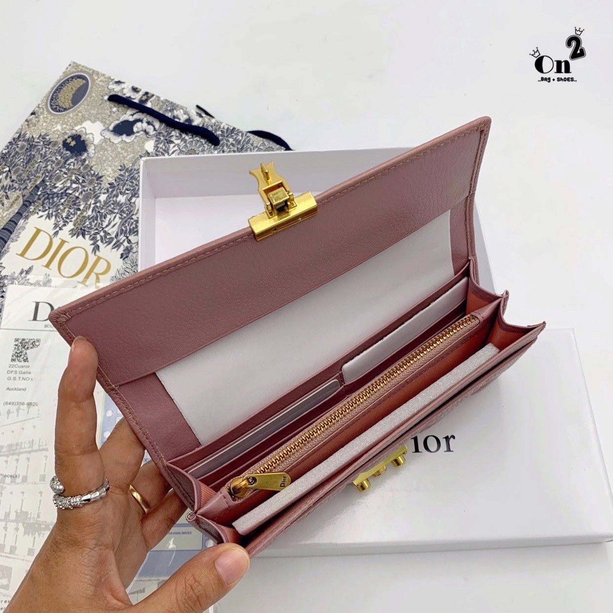 Dior Long Wallet กระเป๋าสตางค์ใบยาวทรงคลัช งานสวยหนังนิ่มมาก มาพร้อมอะไหล่สีทองหรูหรา ด้านในมี 3 ช่องใช้งาน งานจริงคือสวยมาก มาให้สาวๆเลือกใช้กัน 3 โทนสี ราคาดีย์มากกน้าาา