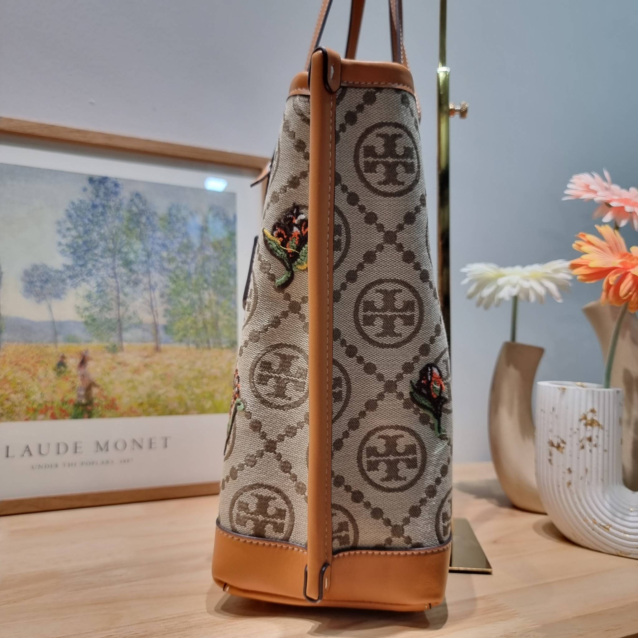 TORY TOTE BAG / TORY BURCH PERRY EMBROIDERED T MONOGRAM TRIPLE-COMPARTMENT TOTE BAG ใหม่ล่าสุด กับกระเป๋าทรงโท้ทใบใหญ่ ลวดลายโมโนแกรมสุดคลาสสิคที่ถูกดีไซน์รังสรรค์ด้วยงานปักสุดชิค น่าใช้ใจฟูแค่แรกเห็น ดีเทลดีงาม