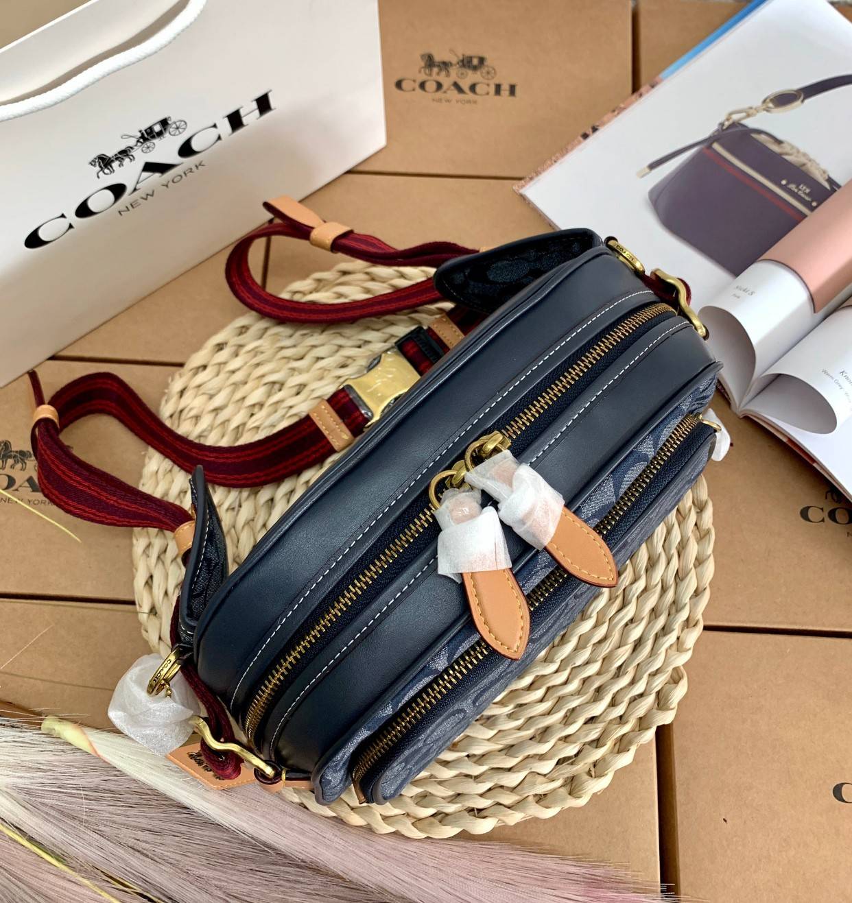 COACH BELT BAG IN SIGNATURE CHAMBRAY (3685) ❤️ใช้ได้ทั้งชาย//หญิงค่ะ กระเป๋าคาดอก วัสดุผ้าแคนวาส+หนังแท้ค่ะ ด้านหน้ามีช่องซิปขนาดกลาง ใส่มือถือได้ค่ะ ช่องซิปหลักเปิดปิดแบบซิปคู่ ภายในกว้าง ใส่ของจำเป็นได้ครบเลยนะคะ มีช่องซิปสำหรับใส่ของจุกจิกให้อีก