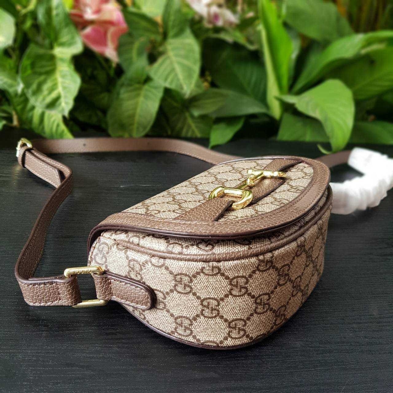 GUCCI Horsebit 1955 small shoulder bag กระเป๋าครอสบอดี้ขนาดกำลังดี ดีไซน์น่ารัก ทรงสวย ใช้ได้ทุกโอกาส สายยาวปรับระดับได้ เปิด-ปิด ด้วยกระดุมแม่เหล็ก