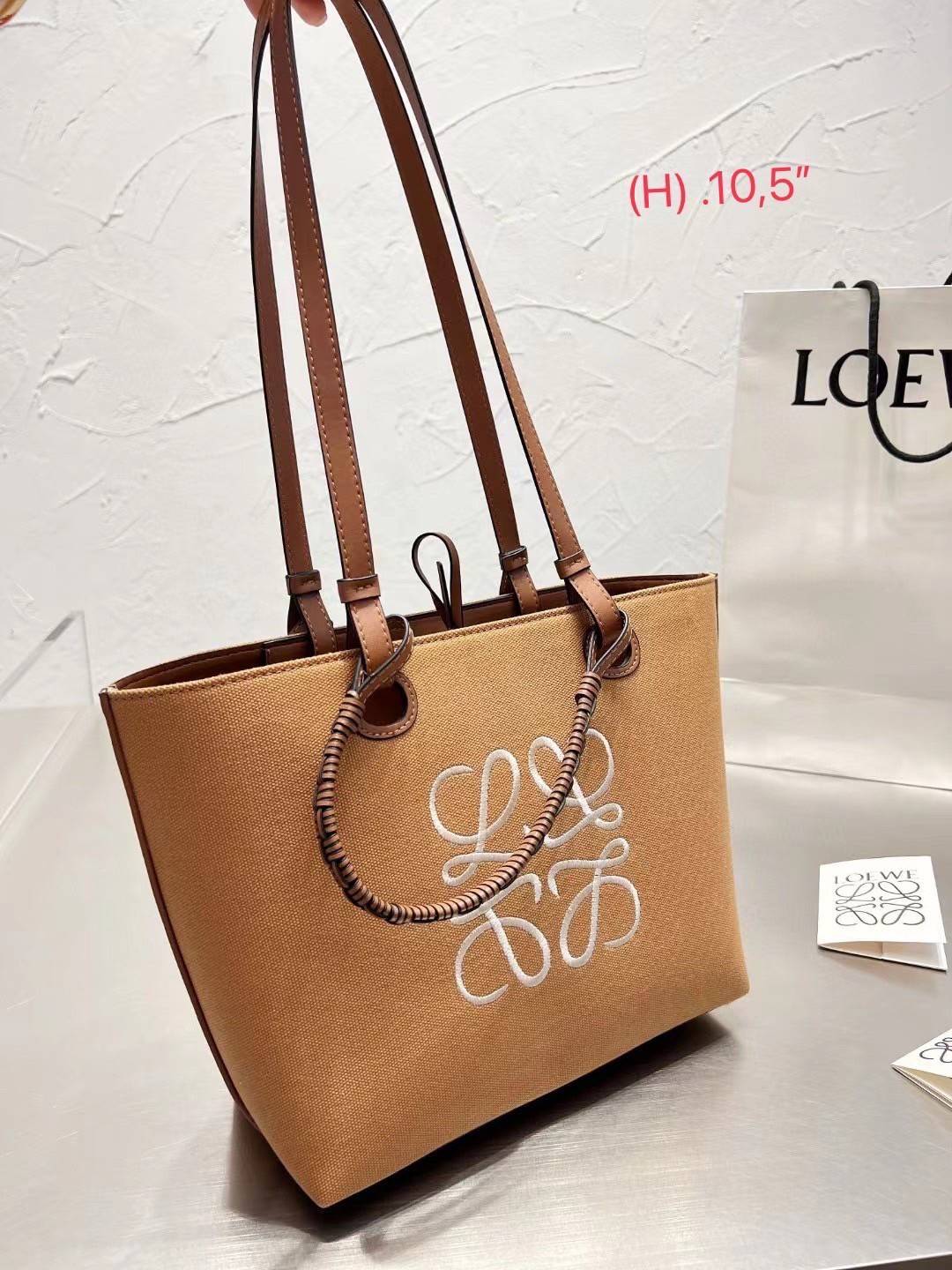 Loewe Jacquard Anagram Canvas Tote Bag / LOEWE HANDLE & SHOULDER BAG / Loewe Tote Bag กระเป๋าทรงโท้ทดีไซน์สุดหรูคงเอกลักษณ์แบรนด์ ภายในโล่งกว้าง ใบใหญ่กำลังดีจุสัมภาระได้เยอะ มาพร้อมหูหิ้วหนัง2แบบให้เลือกใช้ทั้งหูสั้นแบบหนังสานจับถนัดมือ และหูยาวสะพายไหล่