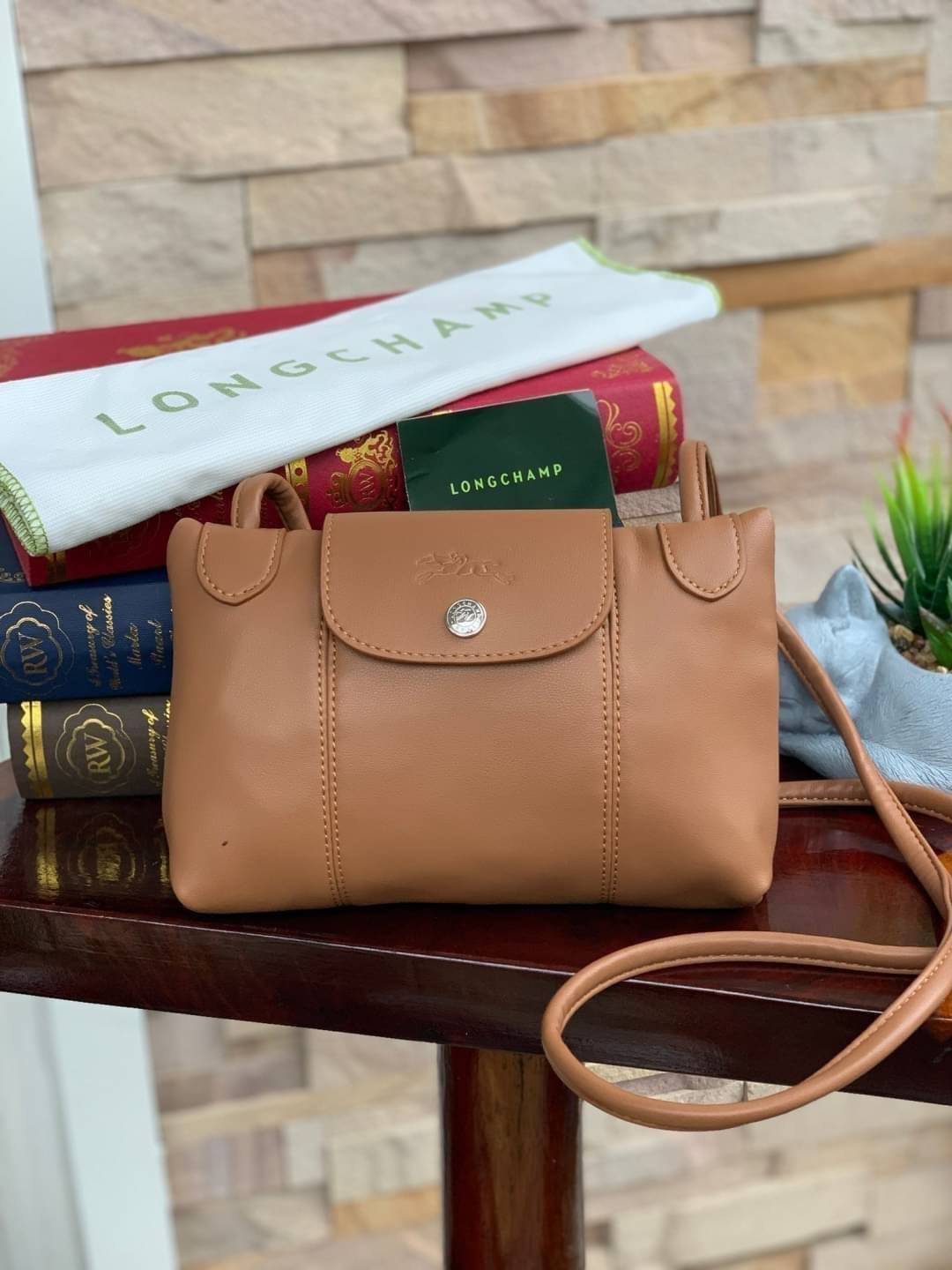 Longchamp Le Pliage Cuir Crossbody Bag อีกหนึ่งคอลเลคชั่น Le Pliage Cuir หนึ่งในตระกูลกระเป๋าสุดไอคอนิกจากแบรนด์ Longchamp และจัดการปรับดีไซน์ให้มีขนาดเล็กลงในทรงcrossbody กะทัดรัดสะพายแล้วคล่องตัว ด้วยดีไซน์ที่ดูเป็นเอกลักษณ์การใช้งานช่องหลักที่ซิปด้านหล