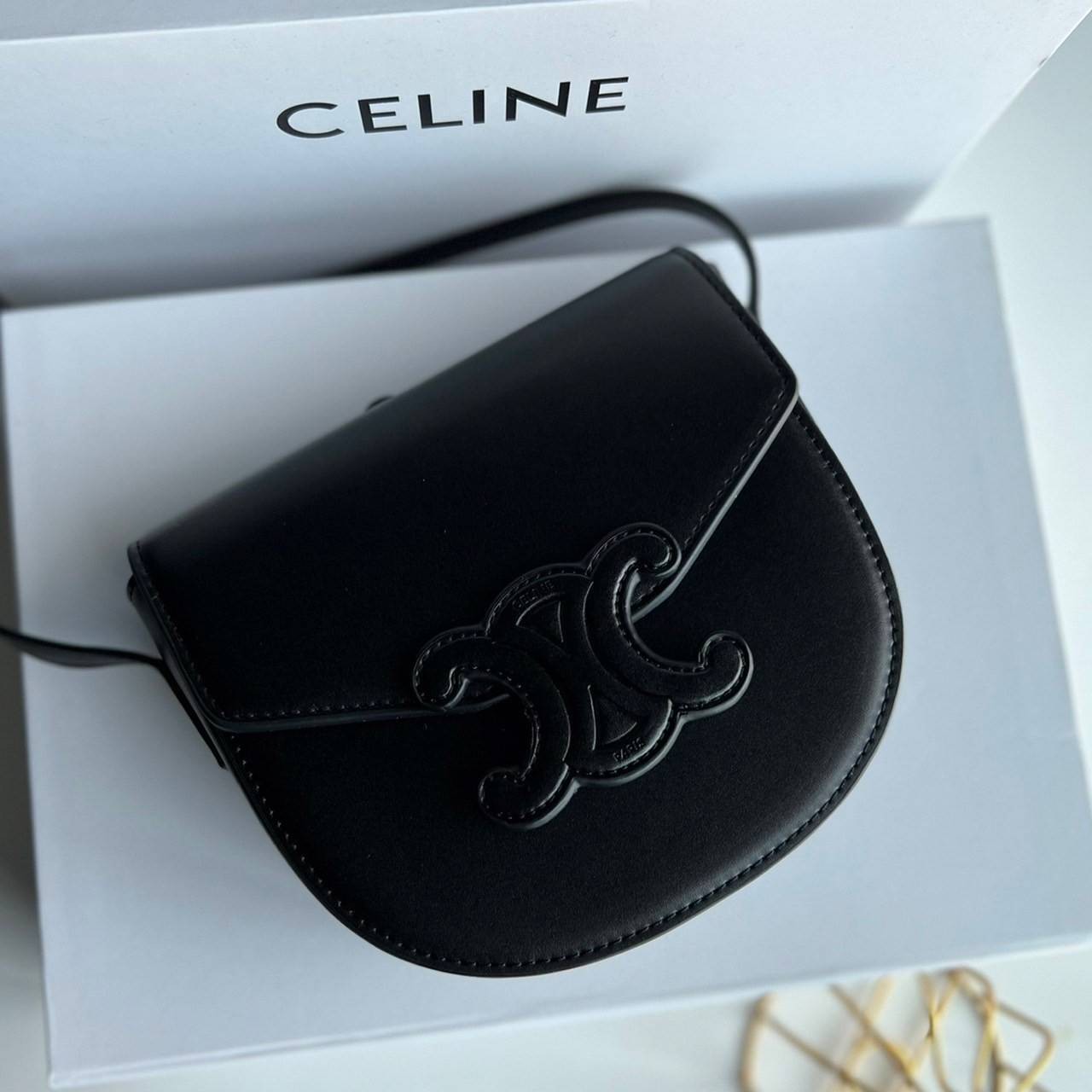 หนังแท้ CELINE BESACE cuir triomphe in Smooth calfskin / CELINE TRIOMPHE CLOSSBODY BAG หนังแท้ทั้งใบสวยหรู แบบใหม่ล่าสุด โลโก้หนังสมูทคลาสิก เหมาะกับสาวๆในวันที่อยากครอสบอดี้ชิลๆ ห้ามพลาดค่ะ!