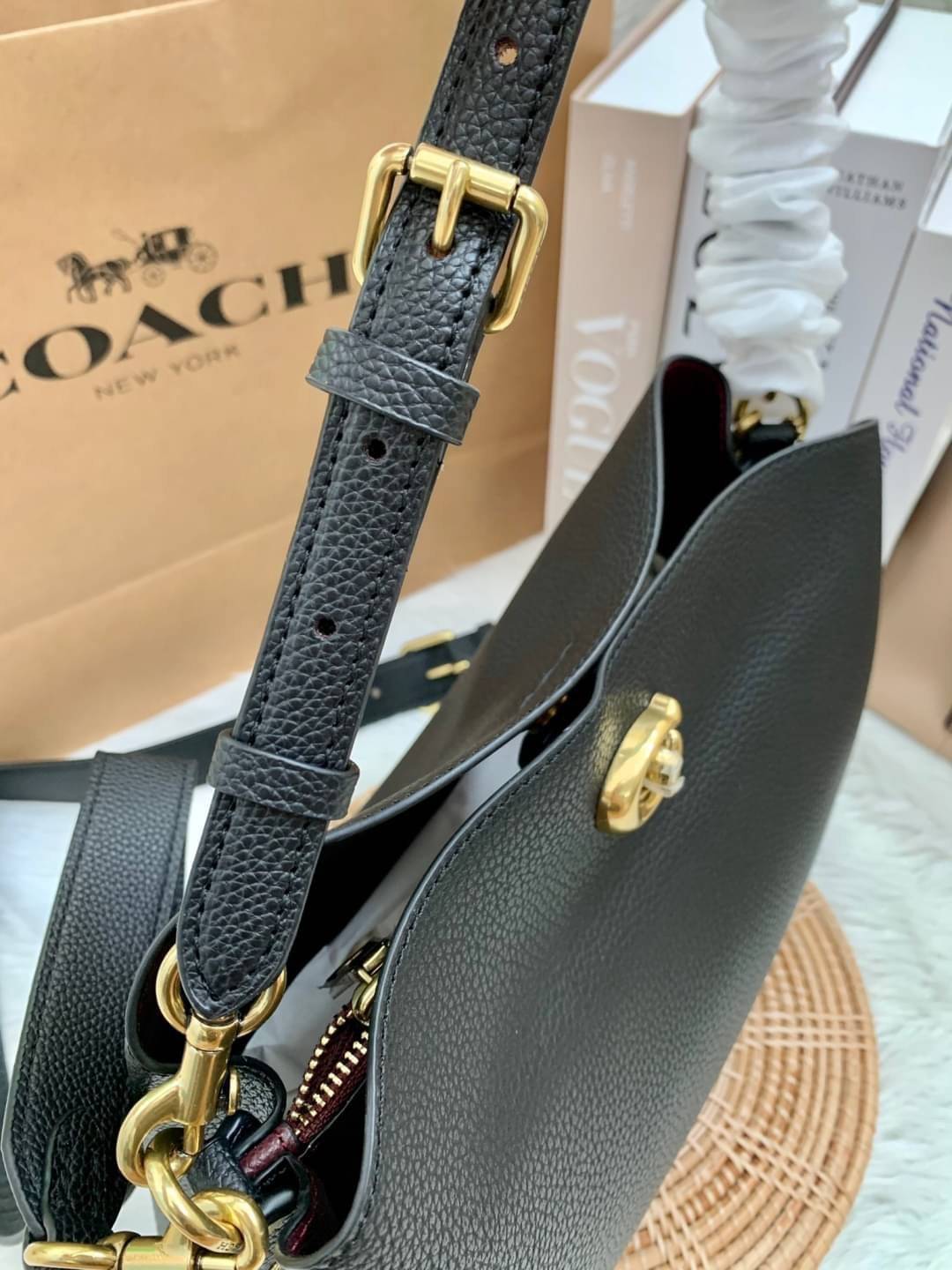 COACH WILLOW SHOULDER BAG ((C2745//C2590//C2621)) พร้อมส่งที่ไทย รุ่นแนะนำค่ะ🔥🔥 🔺กระเป๋าหิ้ว//คล้องไหล่//สะพายข้าง สุดคุ้ม! หนังแท้ชั้นดี ได้ไปหลงรักแน่นอนค่ะ หนังสวยมากๆ😘 🔺ตัวกระเป๋าแบ่งเป็นสองช่องหลัก ด้านนึงเป็นแ
