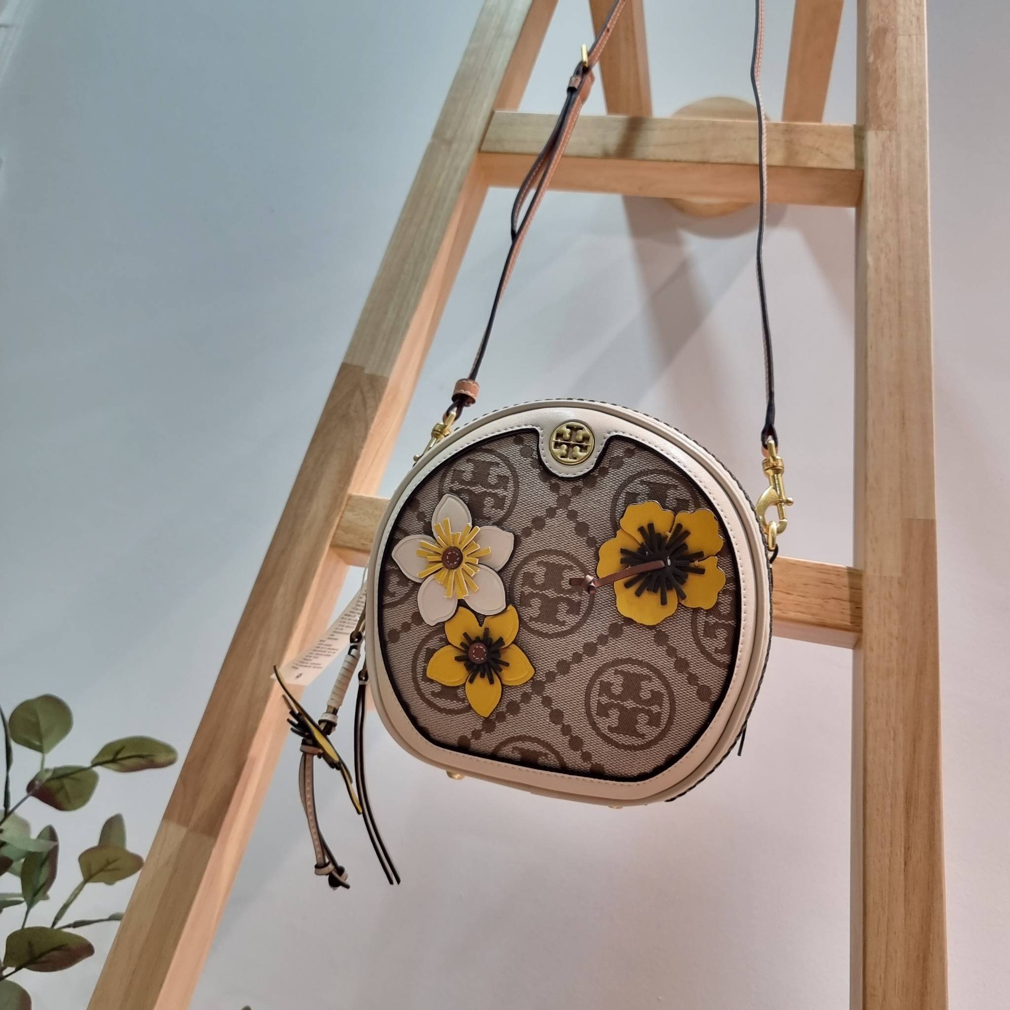 TORY BURCH T MONOGRAM FLORAL MOON CROSSBODY BAG คอลเลคชั่นใหม่ น่ารักให้ใจไปเลย กับประเป๋าสะพายทรงสวย ดีไซน์ใหม่ล่าสุด สไตล์งานคราฟ มีลูกเล่นประดับดอกไม้