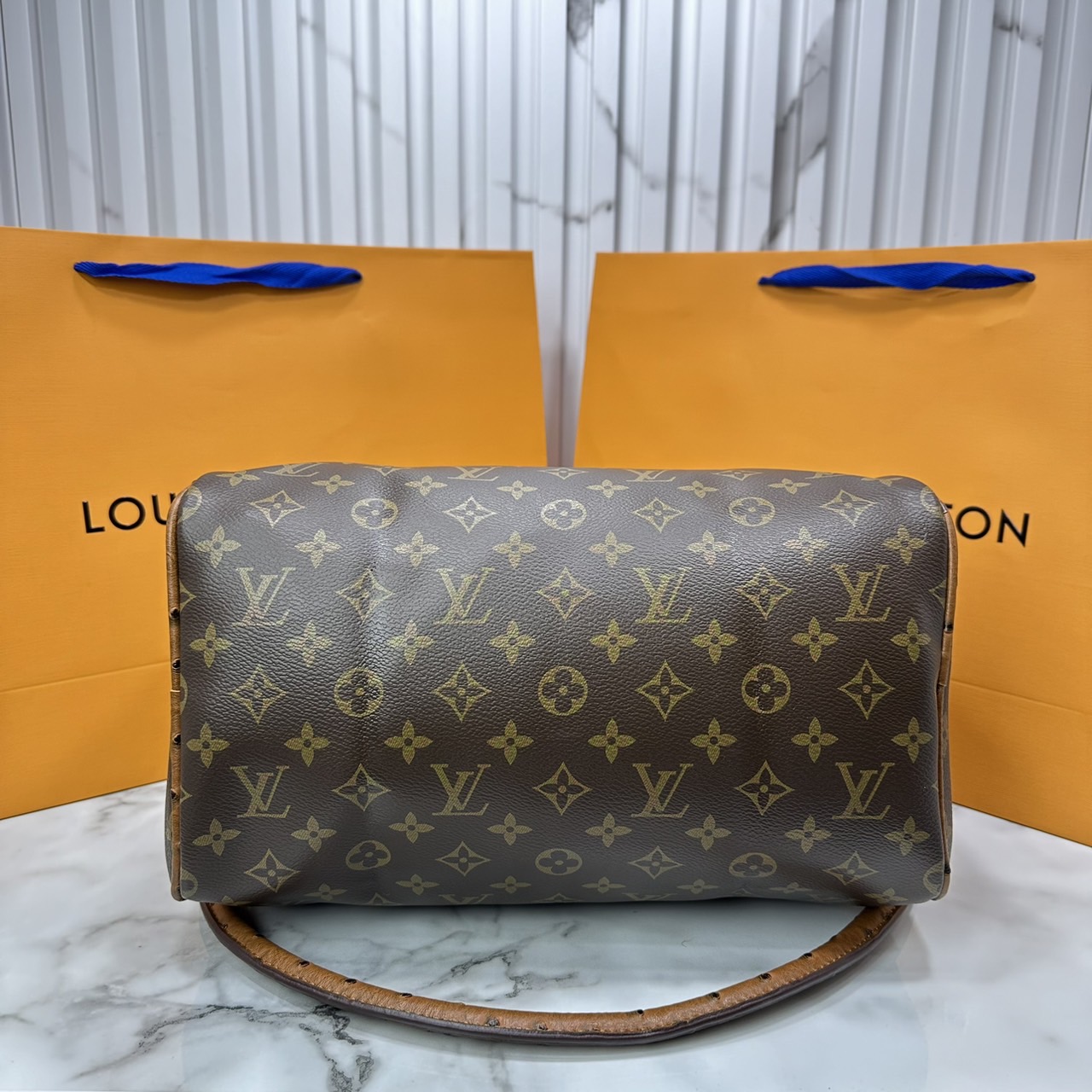 LV speedy soft 30 crafty bag กระเป๋าทรงหมอน รุ่นท็อปฮิต กับดีไซน์ใหม่ต้อนรับฤดูกาลท่องเที่ยว โดดเด่นด้วยการตกแต่งลายพิมพ์ซิกเนเจอร์ และป้ายแท็กหนังสุดเก๋