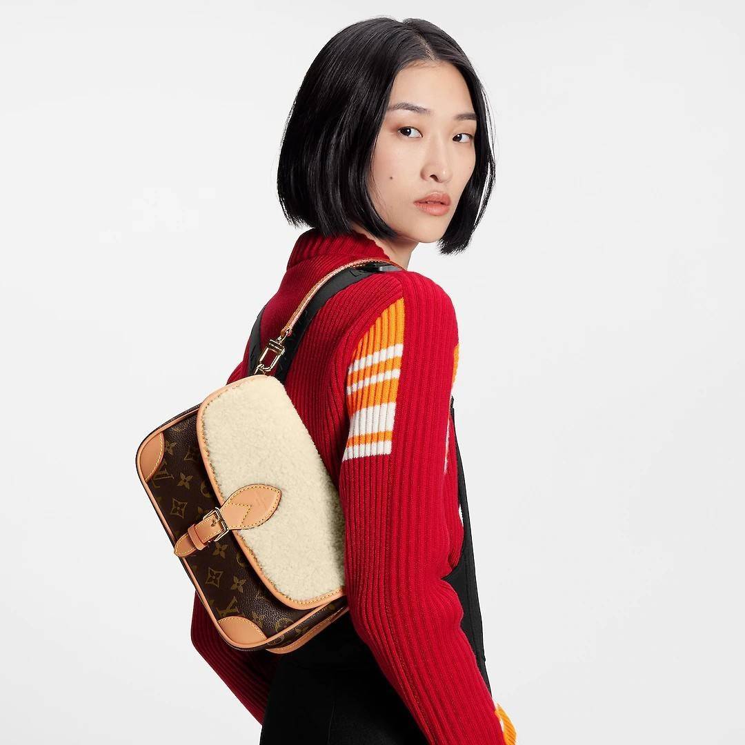 LV DIANE FLEECE BAG ใหม่กับรุ่นที่ทำมาจำนวนจำกัด ดีไซน์ต้อนรับอากาศเย็นๆช่วงส่งท้ายปี กับกระเป๋าสะพายทรงสวย ดีไซน์คลาสสิคซ่อนความหรู ด้วยการตกแต่งขนฟูนุ่ม วัสดุหนังแคนวาสตัดสลับหนังแท้ เปิด-ปิดกระเป๋าด้วยกระดุมแม่เหล็ก ภายในเป็นช่องโล่ง ใส่ของสำคัญได้ครบ
