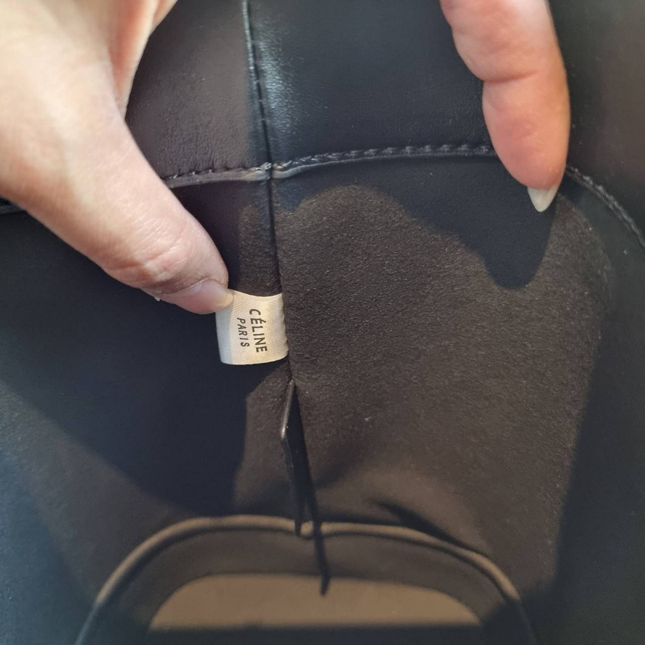 VIP 】CELINE BUCKET BAG CUIR TRIOMPHE คอลเลคชั่นใหม่ ฮิตข้ามปี กับกระเป๋าสะพายทรงถัง ใช้งานง่ายที่สุด สายสะพายในตัว ปรับใช้ได้เลย วัสดุหนังวัว เรียบหรู ผู้ดีไปอีก โดดเด่นด้วยโลโก้เอกลักษณ์ มีกระดุมปิดที่ปากกระเป๋า ภายในโล่งกว้าง ใส่ของแบบจุๆไปเลย เป็นรุ่นท