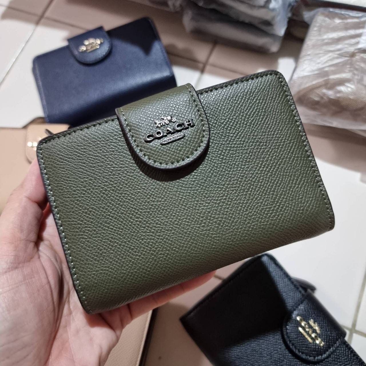 COACH 6390 MEDIUM CORNER ZIP WALLET เดอะเบสท์รุ่นที่สาวๆตามหา!! ดีไซน์ใหม่ สวยสะกด!! กระเป๋าสตางค์ใบกลาง สีคลาสสิค เรียบแต่แฝงความหรู บอกเลยว่ามันละมุนมาก!! ด้วยวัสดุหนัง crossgrain ที่ดูแลรักษาง่าย และยังดูผู้ดี ถือใช้แล้วขับผิวทุกสี ภายในมีช่องใส่บัตรแล