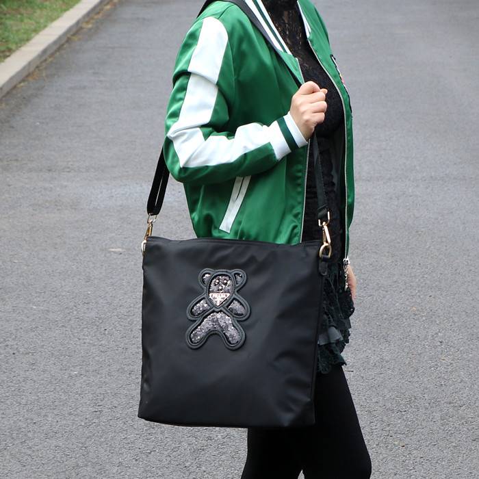 งานขายดีคะ ♡♡ กระเป๋าสะพาย ทรง TOTE จากแบรนด์ PRADA มาค่า ตัวกระเป๋าเป็น nylon ทั้งใบ สะพายเป็น shoulder bag หรือถือได้ค่ะ ด้านหน้าเป็นลายหมี ปักกลิ้ตเตอร์ + logo brand ใช้แล้วสวยมากๆ อะไหล่ทองหรูมาก จุของคุ้ม ใส่หนังสือ หรือ MacBook ได้ค้า 