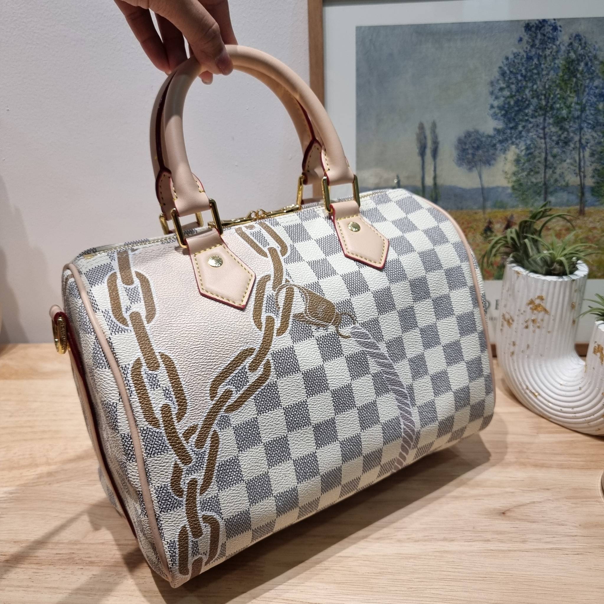 LV Speedy Bandoulière 25 Damier Azur กระเป๋าทรงหมอน รุ่นท็อปฮิต กับดีไซน์ใหม่ต้อนรับฤดูร้อน โดดเด่นด้วยวัสดุแคนวาสตกแต่งลายพิมพ์ไม่เกร่อ วัสดุหนังแคนวาส