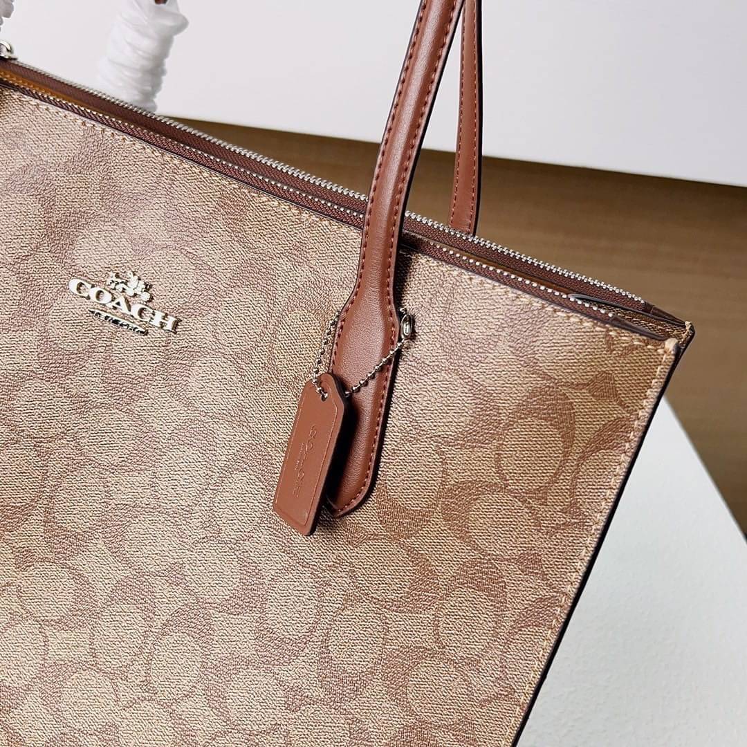 COACH NINA TOTE IN SIGNATURE CANVAS CL399 พร้อมส่ง 2 สี กระเป๋าโท้ทสะพายไหล่ ใบใหญ่ คอลเลคชั่นใหม่ ตอบโจทย์คนที่ชอบใส่ของเยอะๆได้อย่างดี ดีไซน์รูปทรงคลาสสิค เรียบหรู