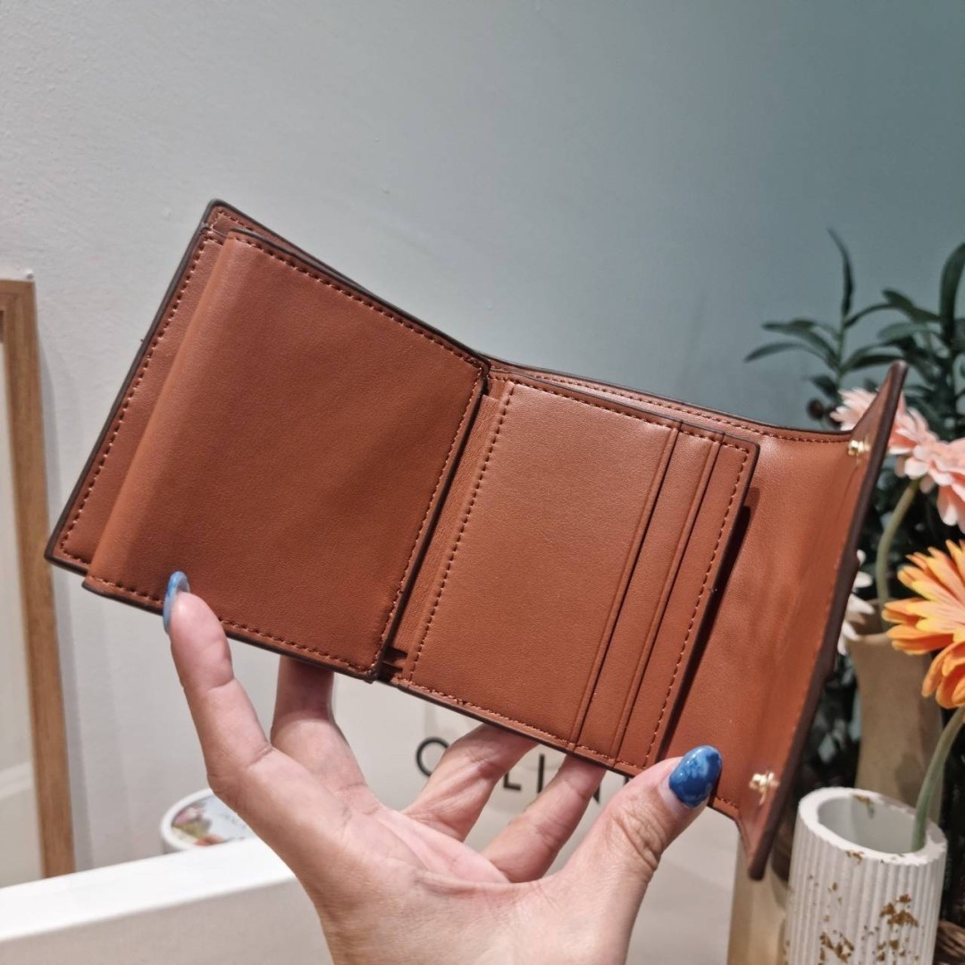 Celine small trifold wallet กระเป๋าสตางค์ดีไซน์สุดคลาสสิค วินเทจ เรียบง่ายแต่หรูหรา และยังมาพร้อมกับสายโซ่ สำหรับคล้องสะพายข้าง สะพายไหล่ได้ เริ่ดเว่อร์!