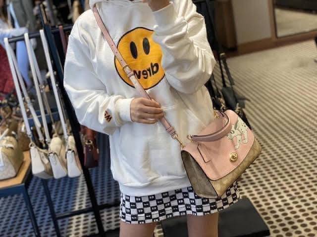 Coach Disney X Tilly Top Handle In Signature with Dalmatian Blossom/Light Khaki Multi Coated Canvas Satchel กระเป๋าถือและสะพายข้างรุ่นลิมิเตด คอลเลคชั่น Disney น่ารักมากค่ะ ใส่กระเป๋าสตางค์ใบยาวได้