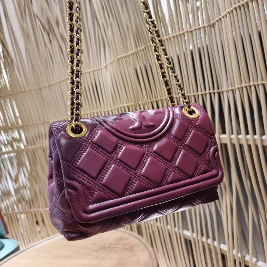 TORY BURCH FLEMING SOFT CONVERTIBLE SHOULDER BAG รุ่นหายากที่สาวๆตามหา มาพร้อมเสิร์ฟความสวยถึงบ้านไปเลยจ้า รอบนี้คัดสีสวยๆมาให้ได้ช้อปกันอย่างจุใจไปเลย กระเป๋าสะพายไหล่ หนังแท้นิ่มเต็มใบ สวยหรูดูแพง เปิด-ปิดด้วยตัวกดล็อคแน่นหนา สายสะพายในตัวปรับใช้ได้ 2 แ
