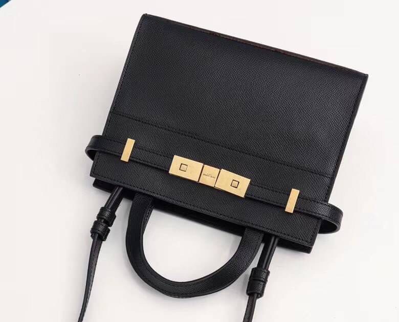 SAINT LAURENT MANHATTAN NANO SHOPPING BAG IN BOX ไม่เคยผิดหวังจริงๆ!! กับรุ่นที่สาวๆรู้กัน ดีไซน์เรียบหรู โดดเด่นด้วยโลโก้ด้านหน้า เพิ่มดีเทลความผู้ดี วัสดุหนังแท้ทนทาน สวยทุกมุม!! แนะนำห้ามพลาดเลยจ้า!!