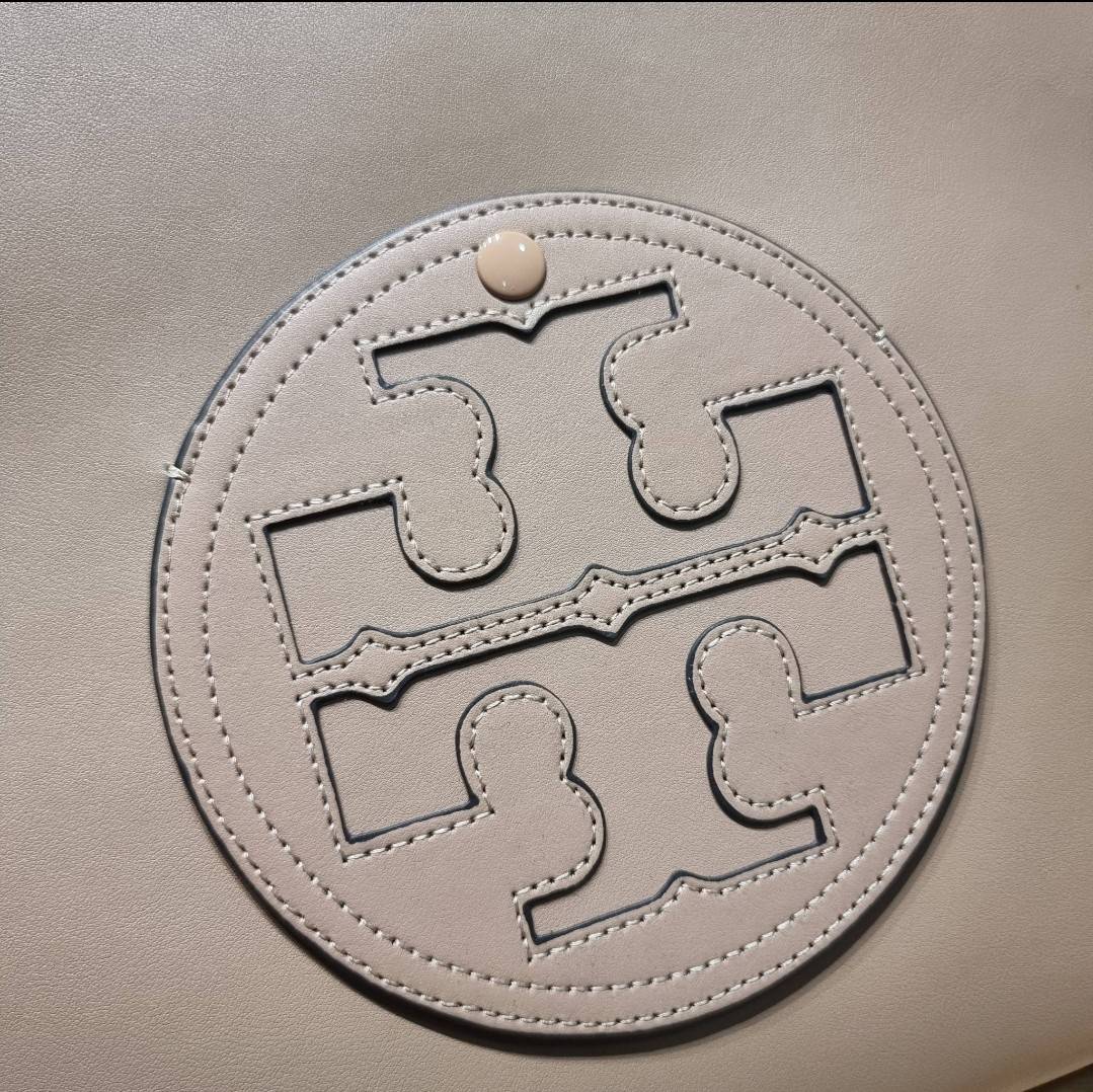 TORY BURCH ECO ELLA TOTE BAG / TORY TOTE BAG พร้อมส่ง 3 สี กระเป๋าสะพายทรงโท้ท ขนาดกำลังสวย จุของได้เต็มที่ รูปทรงคลาสสิคชวนใช้ โดดเด่นด้วย patch โลโก้ คอลเลคชั่นน้องใหม่ ส่งมาให้สาวๆได้ใจฟูอีกหนึ่งไอเท็ม