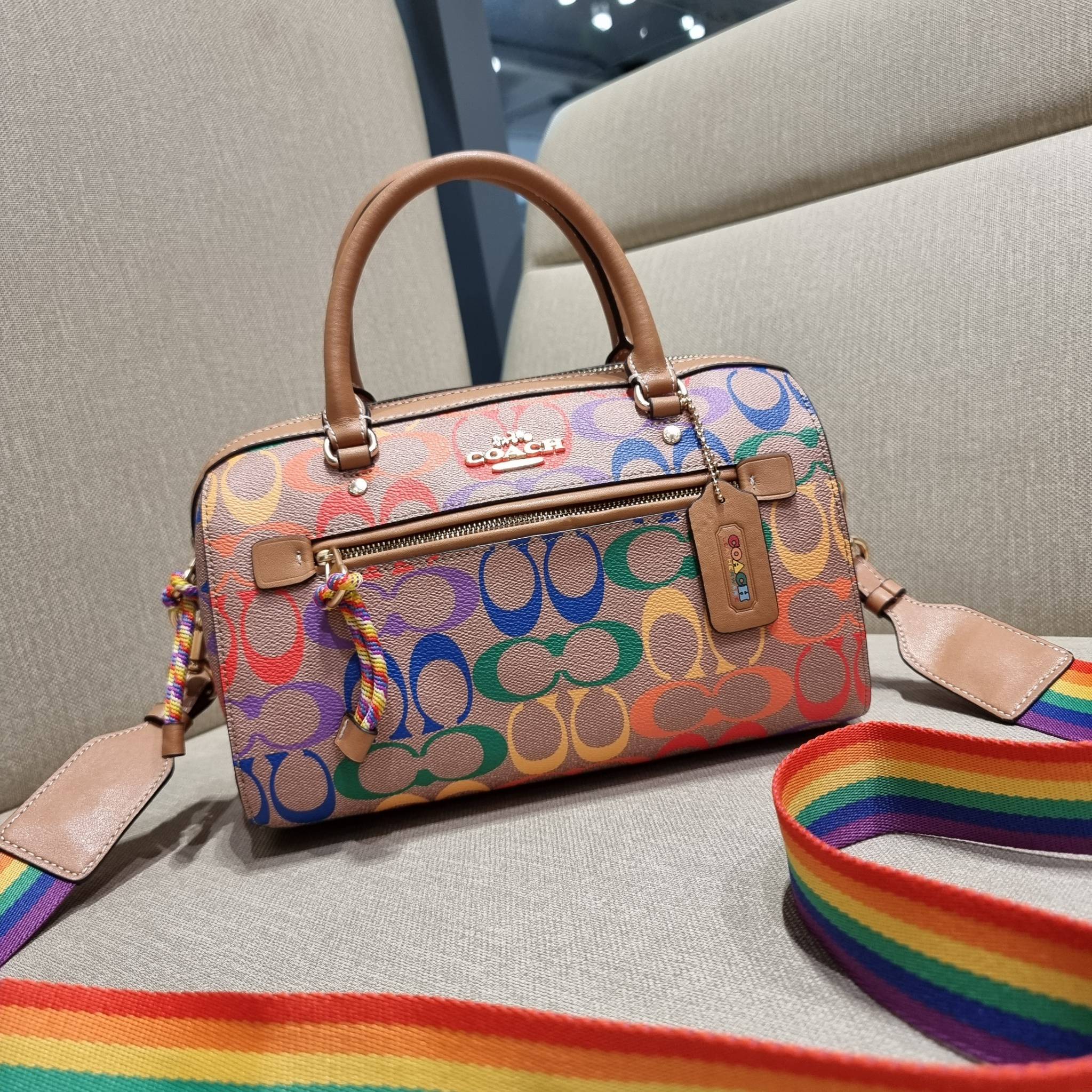 COACH C4396 ROWAN SATCHEL IN RAINBOW SIGNATURE CANVAS กระเป๋าทรงหมอนยอดฮิต คอลเลคชั่นที่สวยโดดเด่น ด้วยดีไซน์เรนโบว์ สดใส!! รูปทรงสวยงาม คลาสสิค และใช้งานได้อย่างกระฉับกระเฉง วัสดุหนังแคนวาสเคลือบลาย ทนทาน ภายในโล่งกว้าง มีช่องซิปและแบ่งสัดส่วนได้ลงตัว บอ
