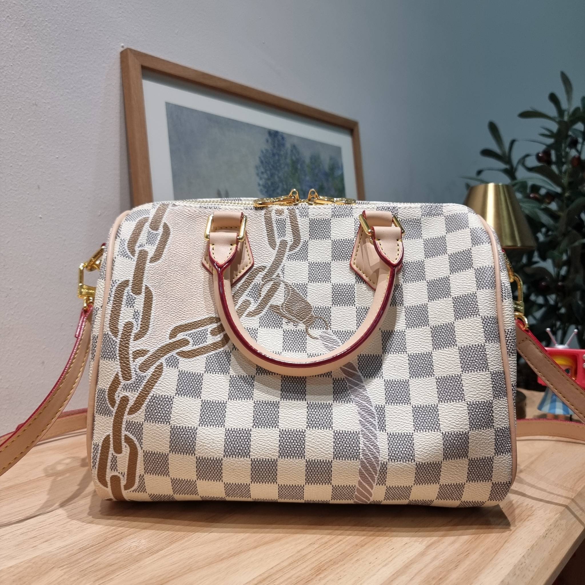 LV Speedy Bandoulière 25 Damier Azur กระเป๋าทรงหมอน รุ่นท็อปฮิต กับดีไซน์ใหม่ต้อนรับฤดูร้อน โดดเด่นด้วยวัสดุแคนวาสตกแต่งลายพิมพ์ไม่เกร่อ วัสดุหนังแคนวาส