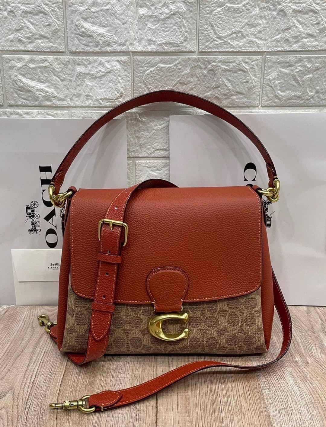 OUTLET 】COACH Logo-Plaque Leather Tote Bag พร้อมส่งที่ไทย Tan-brown leather logo-plaque leather tote bag from Coach featuring gold-tone hardware, abstract pattern print, logo plaque and single top handle.
