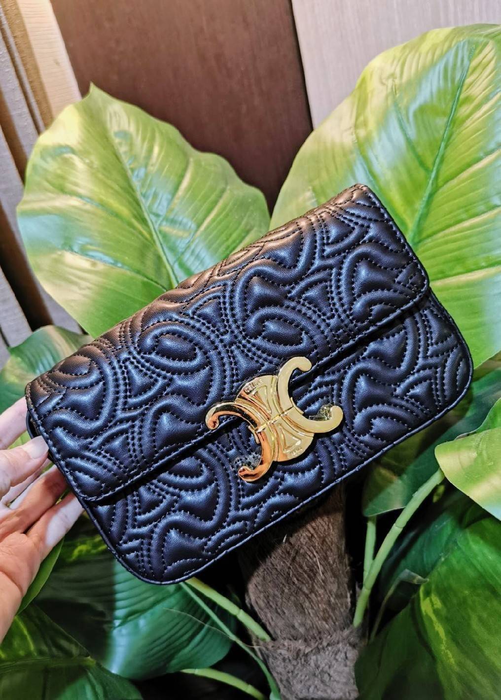 พร้อมส่งความสวย! ไอเท็มหายาก! ห้ามพลาดค่ะ! CELINE TRIOMPHE SHOULDER BAG VIP วัสดุหนังแท้ลวดลายเอกลักษณ์ของ CELINE TRIOMPHE ดีไซน์ยอดนิยมสไตล์สาว LISA เปิดปิดด้วยฝาปิดโลโก้แบรนด์อะไหล่ทอง ภายในโล่งกว้าง ใส่มือถือ กระเป๋าสตางค์ เครื่องสำอางค์ ของใช้จุกจิกได