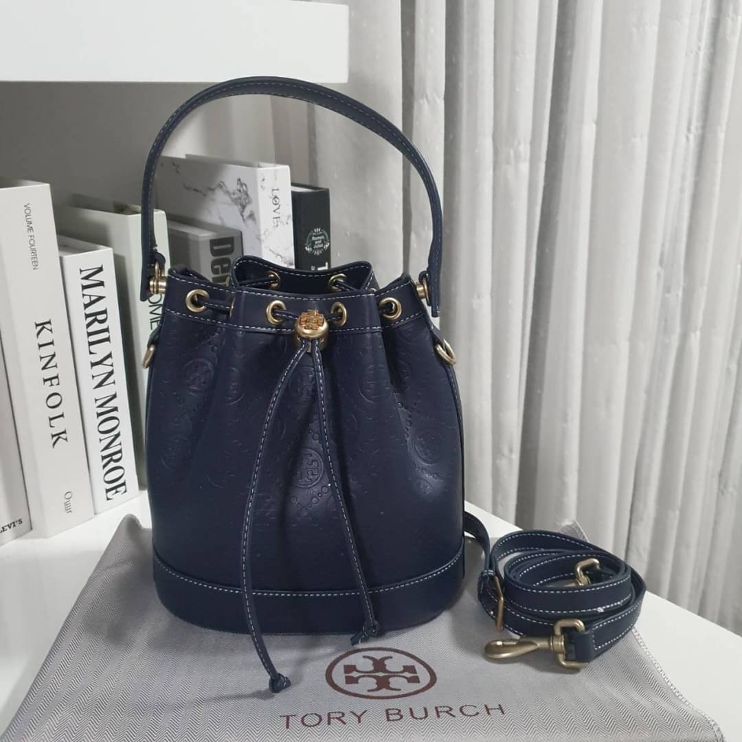 OUTLET 】BEST PRICE!! ปรับราคาพิเศษ เหมาะกับให้เป็นของขวัญที่สุด! งานช็อป 💕 Tory burch monogram leather bucket bag ดีไซน์สวยงามตามแบบฉบับของแบรนด์แล้ว **ที่ทำจากวัสดุหนังแท้ ตัวกระเป๋าอยู่ทรงสวยมีลายแบรนด์สวยหรู ใช้รูดเปิดปิด ภายในบุผ้าอย่างดี มีช่