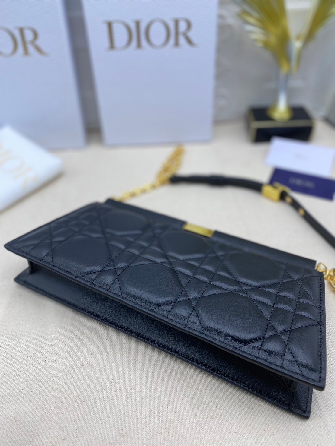 Dior Caro Colle Noire Clutch with Chain Cannage / DIOR Clutch / DIOR BAG พร้อมส่ง 4 สี กระเป๋าสะพายทรงคลัท ดีไซน์เรียบหรู ดูแพง รุ่นนี้คือ ถือแล้วผู้ดีมากค่ะ