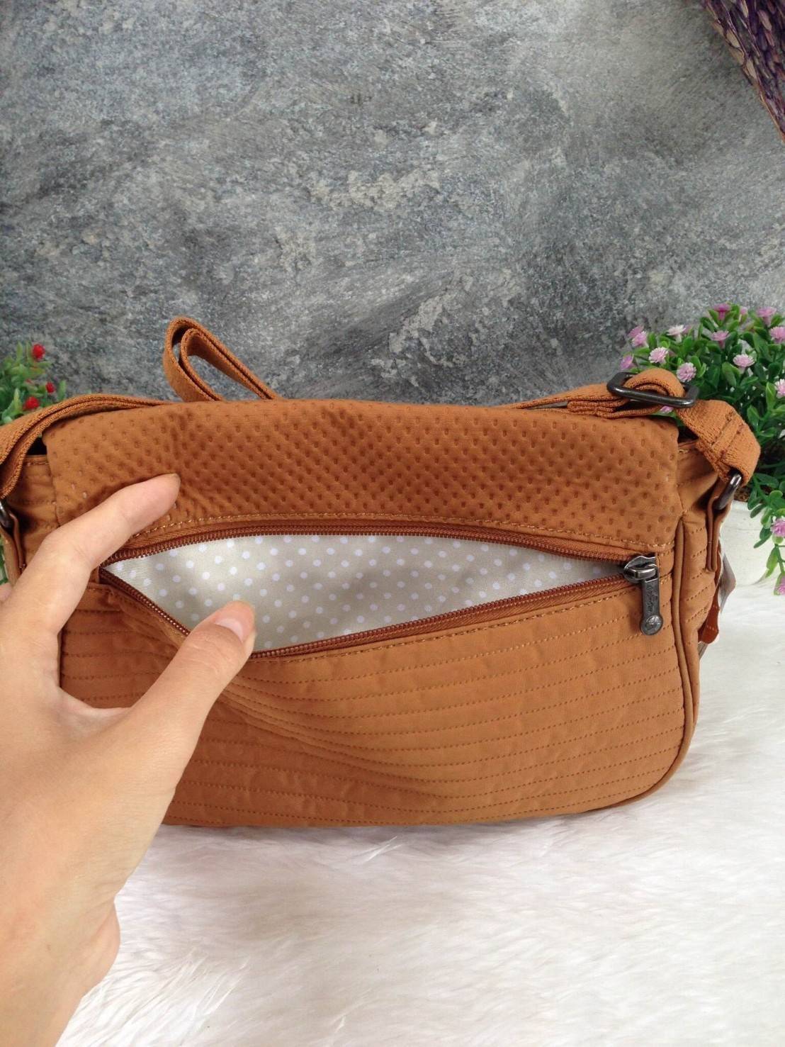 🎄KIPLING กระเป๋าสะพาย รุ่น Earthbeat S กระเป๋าสะพาย Earthbeat มีพร้อมส่งให้เลือกช้อปหลากหลายสีเลยค่ะ เพิ่มลายเก๋ๆให้ดูไม่น่าเบื่อ สามารถสะพายได้ 2 แบบ สะพายด้านข้างหรือเป็น shoulder ได้ ออกแบบขนาดกำลังดี ช่วยให้คุณจัดระเบียบสิ่งของได้อย่างลงตัว สา