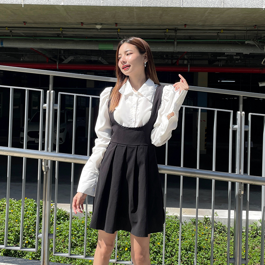 พร้อมส่ง 🪜🪴 Haha dress & shirt เดรสเอี๊ยมสีดำกระโปรงพลีท เสื้อเชิ้ตสีขาว (IN38087)