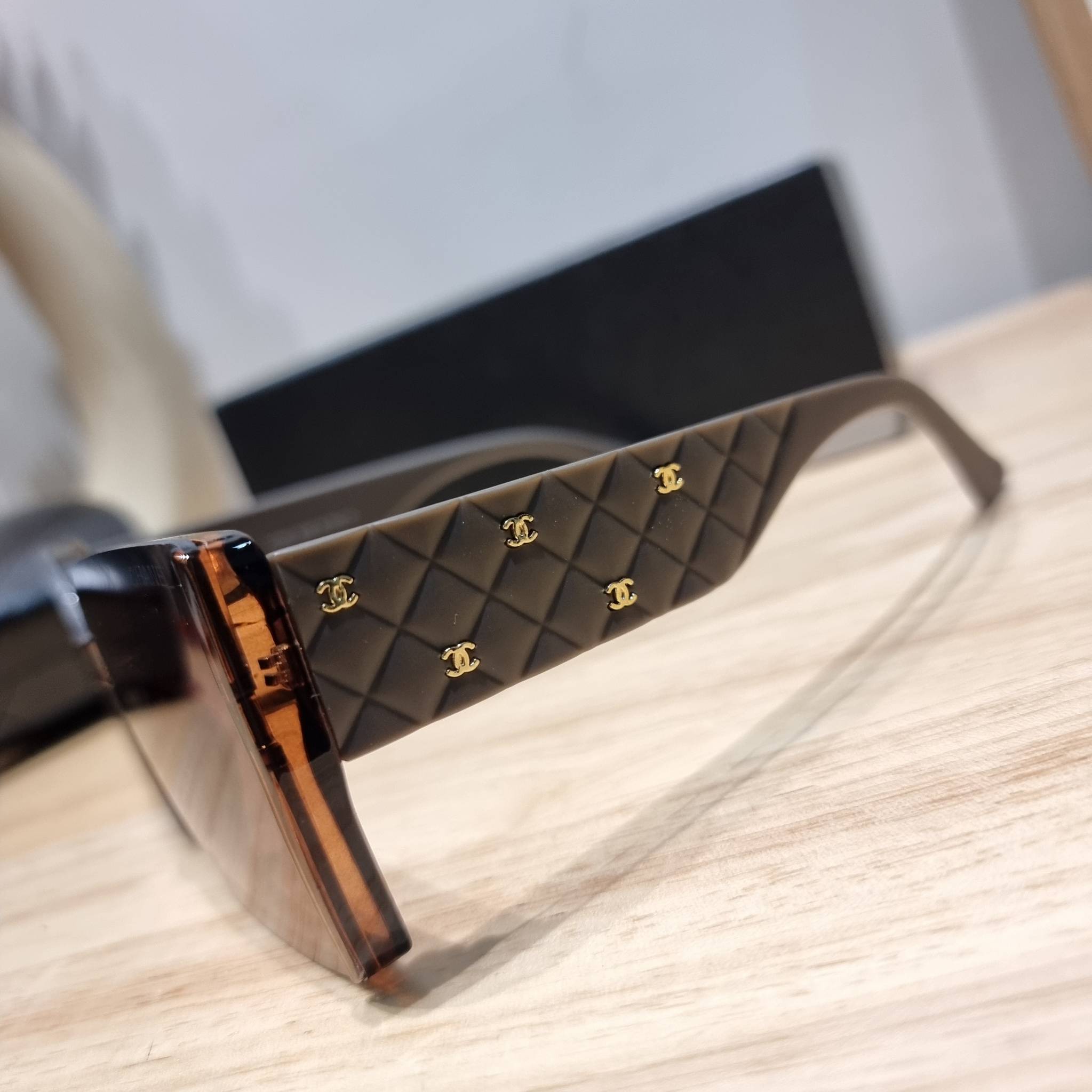 Chanel Sunglasses UV protection gift Box set สุดคุ้ม มาพร้อมอุปกรณ์ครบเซ็ท ดีไซน์ชิคมากแม่!! รับรองไม่ซ้ำใคร ใส่เสริมโหงวเฮ้ง ดูผู้ดี มีพกติดตัวไว้ไม่ตกเทรนด์ ใช้ได้ทุกโอกาส