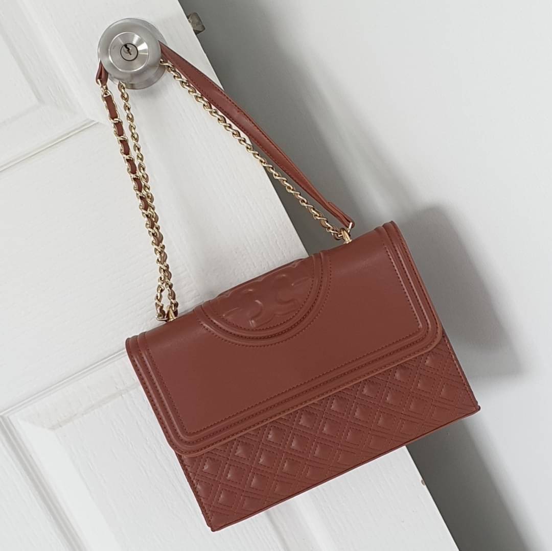 TORY BURCH Fleming Small Convertible Shoulder Bag รุ่นขายดีที่สุดกับ ไอเท็มที่ต้องมีแบรนด์ TORY BURCH มีมาให้ช้อปอีกแล้วค่ะสาวๆ กับทรง CLUCTH & CROSSBODY กระเป๋าสะพายข้างหรือสะพายเป็นครอสบอดี้ ประดับพู่ด้านข้าง