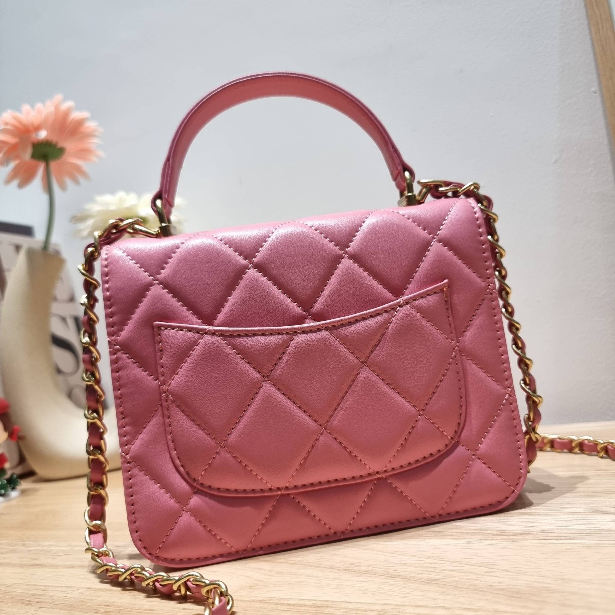 CHANEL flap bag with chain กระเป๋าสะพายสุดหรู สวยดูแพง รูปทรงคลาสสิค ขนาดกำลังพอเหมาะ สายสะพายโซ่ในตัว น้ำหนักเบา และยังมีหูจับในตัว สะดวกต่อการพกพา ตัวกระเป๋าเปิดด้วยกระดุมแม่เหล็ก วัสดุหนังอย่างดี ผิวสัมผัสดี ภายในเป็นช่องโล่ง และยังมีช่องซิปให้ด้วย