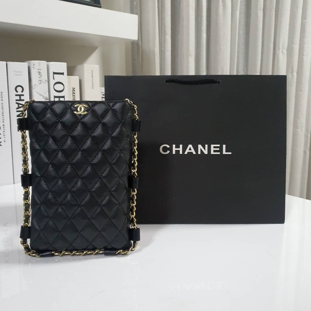Chanel classic mini quilted with leather chain / CHANEL VIP GIFT CROSSBODY CHAIN BAG / Chanel Phone Bag กระเป๋าทรงสะพายข้าง ที่กำลังมาแรงมาในตอนนี้ ตัวกระเป๋าเป็นกระเป๋าสตางค์หนังพียูพรีเมี่ยม อะไหล่ทองทั้งใบ ด้านหน้าประดับโลโก้ CC สุดหรู