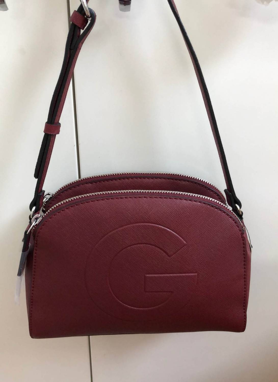 GUESSS GILMAN MINI CROSSBODY BAG กระเป๋าสะพาย 2 ซิป วัสดุ Saffiano คุณภาพดี น้ำหนักเบา ด้านหน้าตกแต่งด้วยโลโก้แบรนด์สวยโดดเด่น เปิดปิดด้วยซิปสะดวกใช้ ด้านในมีช่องใส่ของหลายช่อง ขนาดกำลังดี สายสะพายยาวปรับได้ ราคาสุดคุ้ม ห้ามพลาดค่ะ