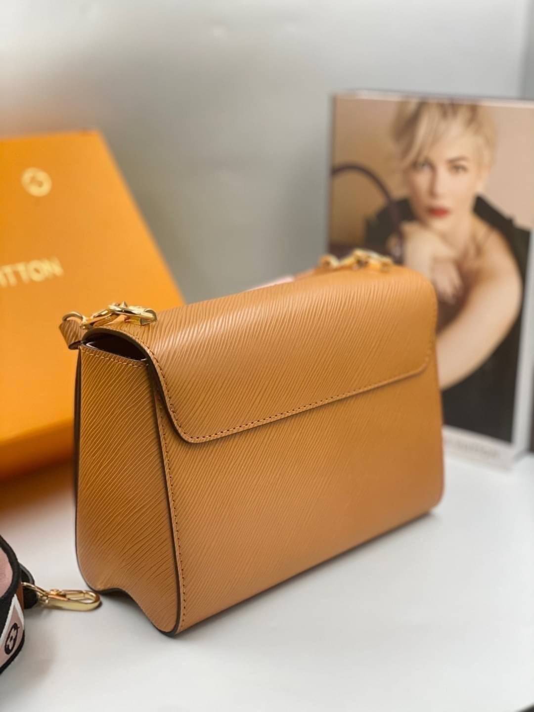 หนังแท้ LOUIS VUITTON Epi Twist Shoulder Bag MM พร้อมส่งที่ไทย เกรดออรินอลงานหนังแท้ทั้งใบ ภาพสินค้าถ่ายจากงานขายจริง ใช้งานต่างประเทศได้