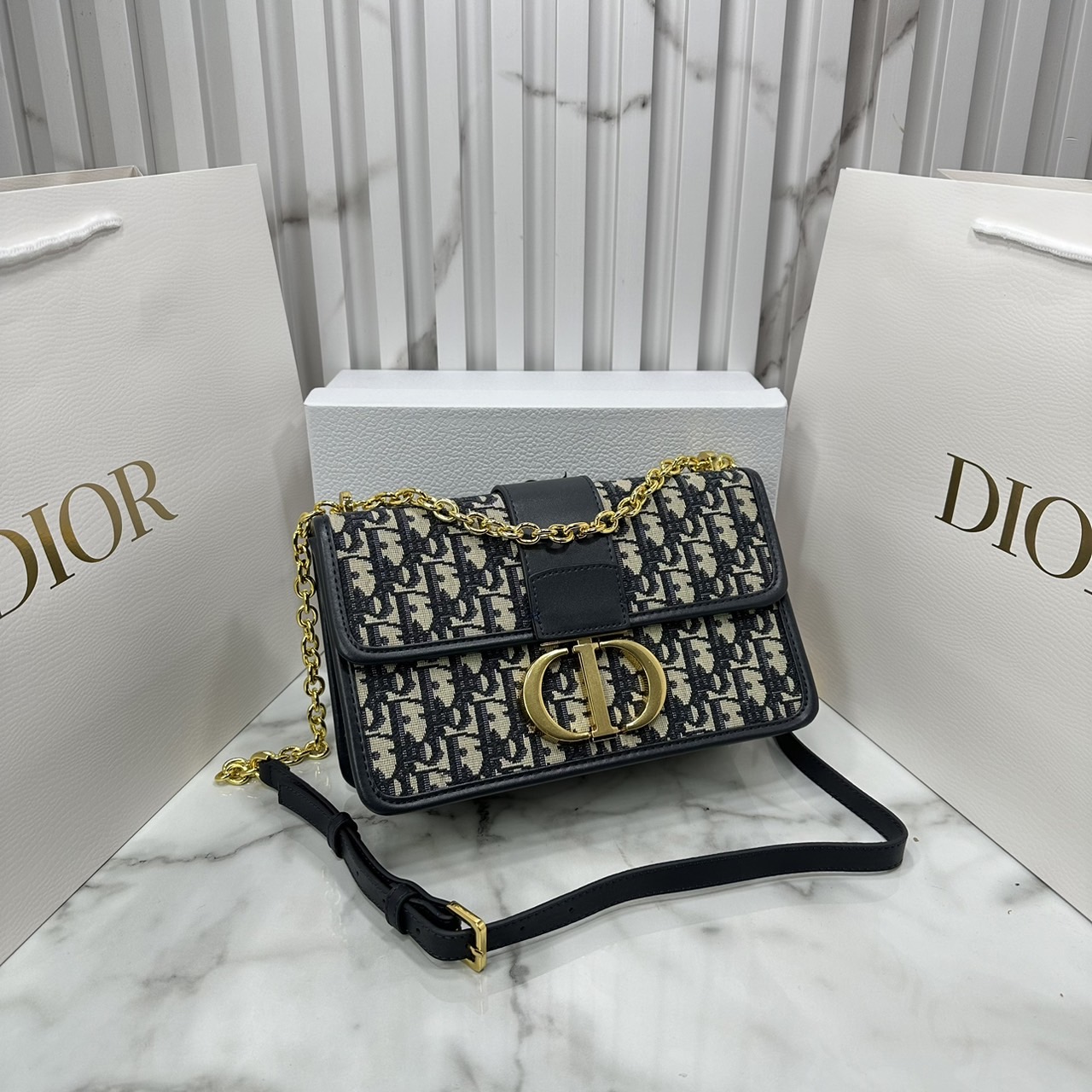 DIOR 30 Montaigne bag Oblique jacquard fabric in blue กระเป๋าสะพายรูปดีไซน์สุดคลาสสิกและสง่างาม หรูหราตามเอกลักษณ์แบรนด์ เกรดท็อปไฮเอน 1:1 ใช้งานต่างประเทศได้