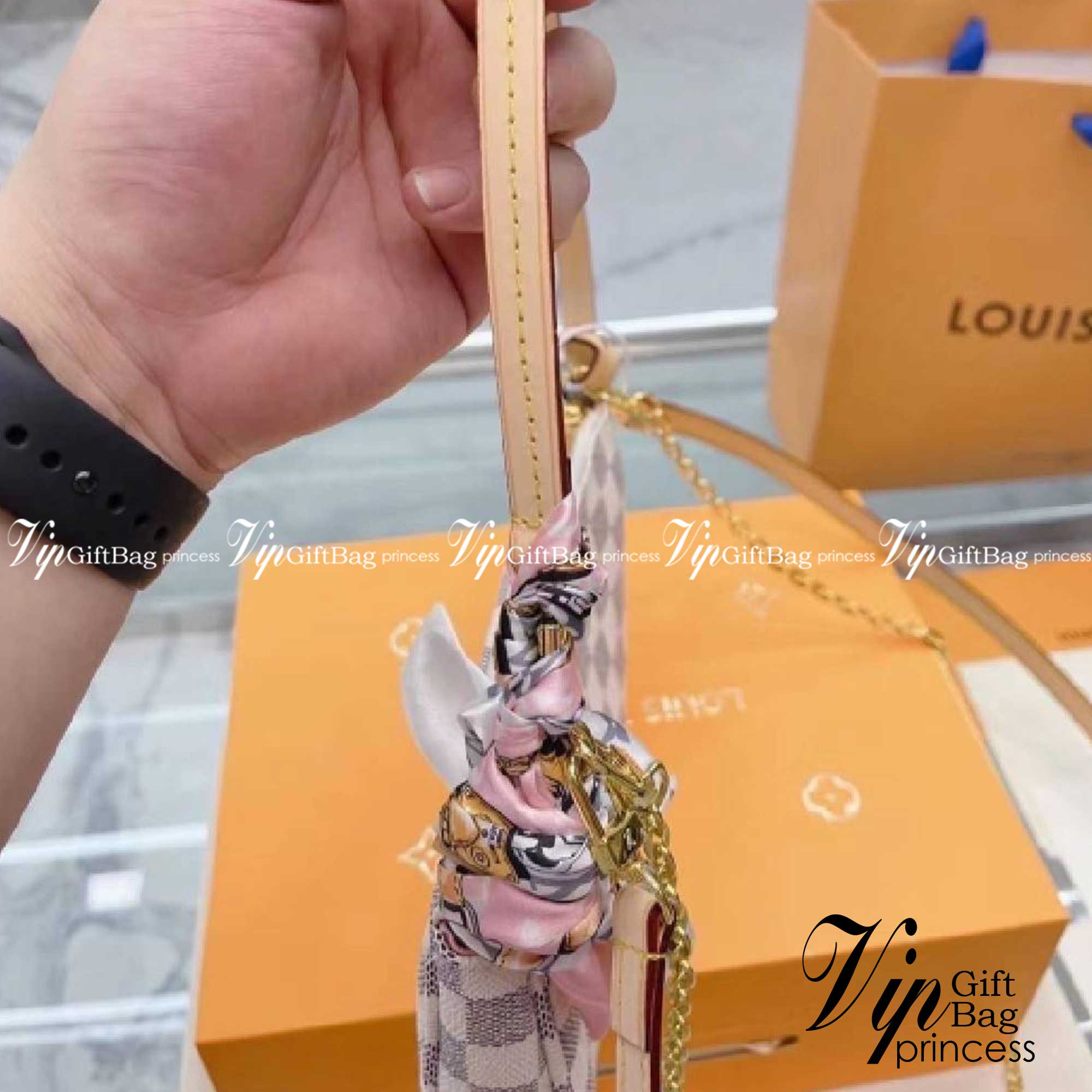 LV POCHETTE ACCESSOIRES กระเป๋าสะพายทรงพอช สุดฮอต ดีงาม ดีไซน์คลาสสิควินเทจ ขนาดกำลังสวย ประหยัดพื้นที่ มาพร้อมสายคล้องโซ่ และสายสะพายหนัง เป็นไอเท็มที่เหมาะในทุกโอกาส สะพายปรับลุคได้หลายสไตล์ รับรองคุ้มค่าจริงๆจ้า