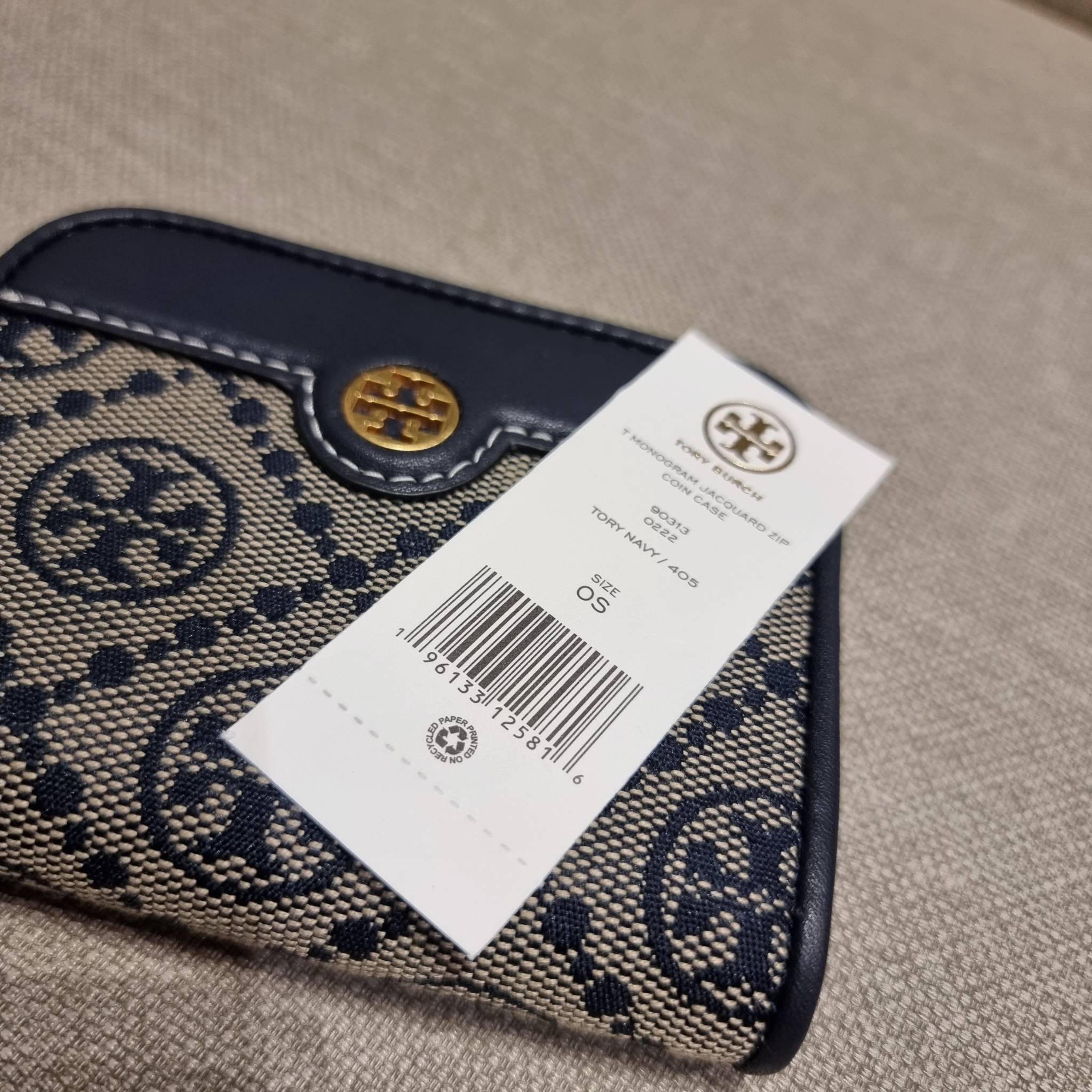 TORY BURCH T MONOGRAM ZIP COIN CASE จัดไปเลยจ้า กับกระเป๋าสตางค์รับทรัพย์ ใบสั้น สวยหรู ขนาดเหมาะมือ ถือแล้วขับผิว วัสดุผ้า jacquard ตัดสลับหนังแท้ รูดเปิด-ปิดด้วยซิป ภายในมีช่องใส่บัตร ใบนี้ใส่เหรียญ ใส่ธนบัตรได้ (พับ) พกพาได้สะดวก ไม่กินพื้นที่กระเป๋าใบ